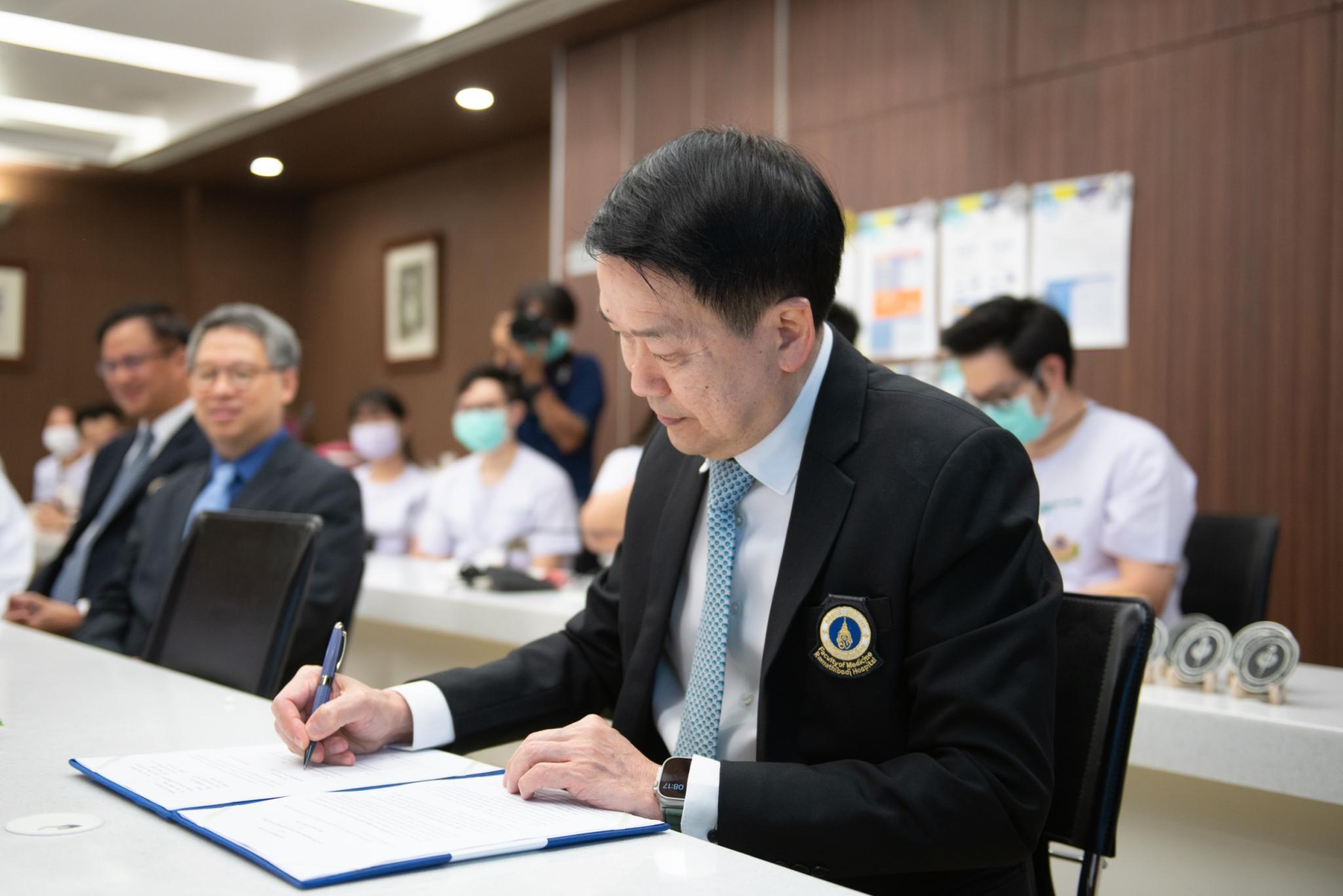 พิธีลงนามข้อตกลงความร่วมมือทางวิชาการ (MOU) ระหว่าง สาขาวิชาศัลยศาสตร์ตกแต่งและแม็กซิโลเฟเชียล ภาควิชาศัลยศาสตร์ คณะแพทยศาสตร์โรงพยาบาลรามาธิบดี มหาวิทยาลัยมหิดล กับ หน่วยศัลยกรรมตกแต่ง โรงพยาบาลยันฮี พิธีลงนามข้อตกลงความร่วมมือทางวิชาการ (MOU) ระหว่าง สาขาวิชาศัลยศาสตร์ตกแต่งและแม็กซิโลเฟเชียล ภาควิชาศัลยศาสตร์ คณะแพทยศาสตร์โรงพยาบาลรามาธิบดี มหาวิทยาลัยมหิดล กับ หน่วยศัลยกรรมตกแต่ง โรงพยาบาลยันฮี