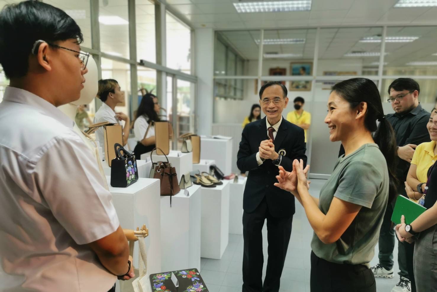 นิทรรศการผลงานจากการฝึกงานกับมูลนิธิสายใจไทย ของนักศึกษาชั้นปีที่ 4 หลักสูตรศิลปศาสตรบัณฑิต สาขาหูหนวกศึกษา นิทรรศการผลงานจากการฝึกงานกับมูลนิธิสายใจไทย ของนักศึกษาชั้นปีที่ 4 หลักสูตรศิลปศาสตรบัณฑิต สาขาหูหนวกศึกษา