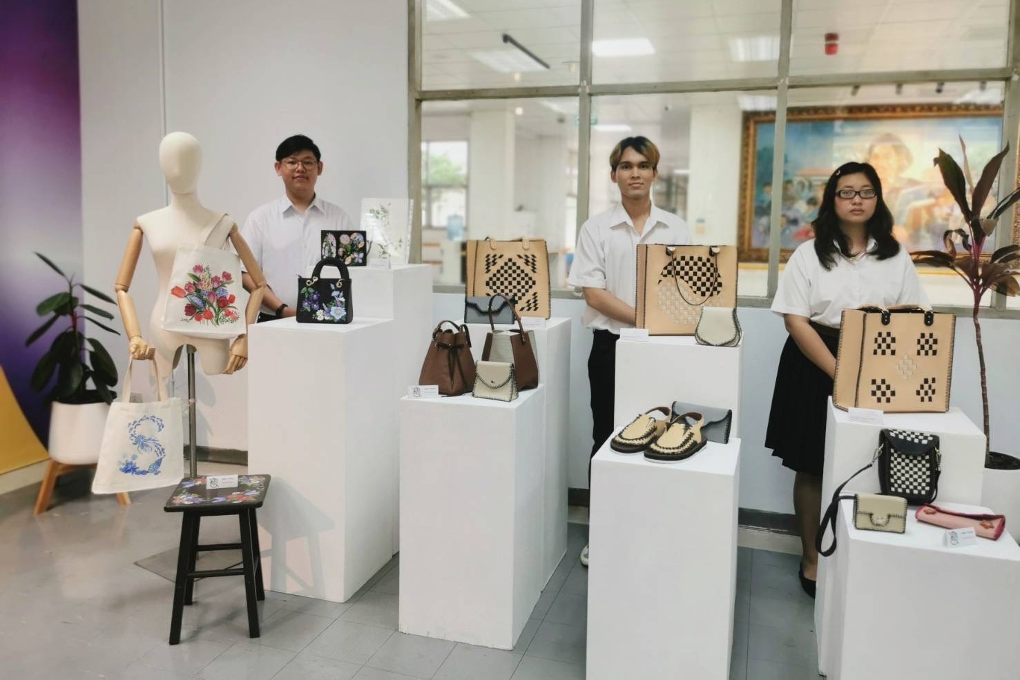 นิทรรศการผลงานจากการฝึกงานกับมูลนิธิสายใจไทย ของนักศึกษาชั้นปีที่ 4 หลักสูตรศิลปศาสตรบัณฑิต สาขาหูหนวกศึกษา นิทรรศการผลงานจากการฝึกงานกับมูลนิธิสายใจไทย ของนักศึกษาชั้นปีที่ 4 หลักสูตรศิลปศาสตรบัณฑิต สาขาหูหนวกศึกษา