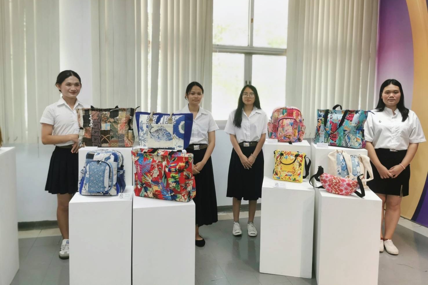 นิทรรศการผลงานจากการฝึกงานกับมูลนิธิสายใจไทย ของนักศึกษาชั้นปีที่ 4 หลักสูตรศิลปศาสตรบัณฑิต สาขาหูหนวกศึกษา นิทรรศการผลงานจากการฝึกงานกับมูลนิธิสายใจไทย ของนักศึกษาชั้นปีที่ 4 หลักสูตรศิลปศาสตรบัณฑิต สาขาหูหนวกศึกษา