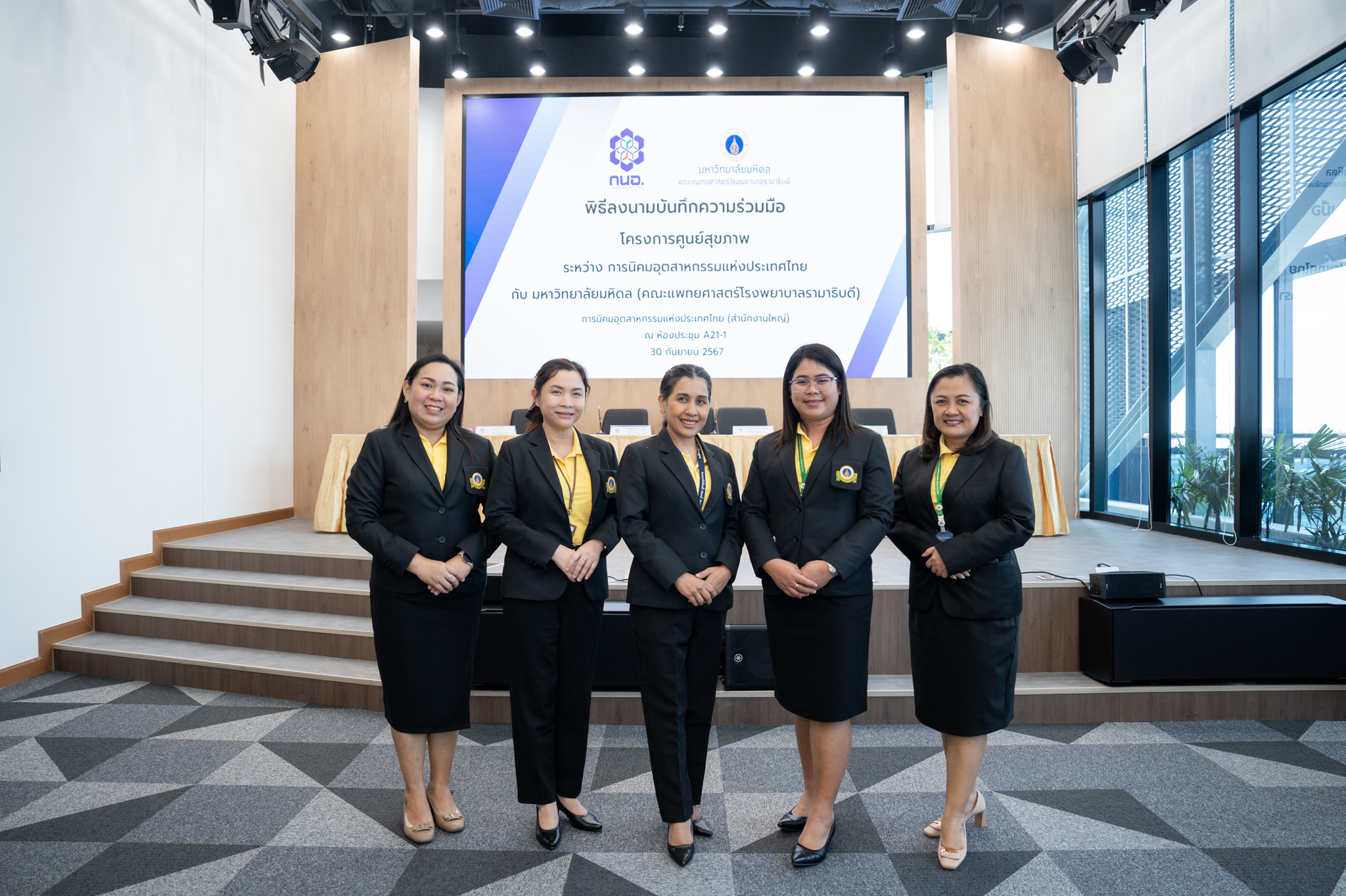 พิธีลงนามสัญญาให้บริการทางการแพทย์ “โครงการศูนย์สุขภาพ” ระหว่าง มหาวิทยาลัยมหิดล (คณะแพทยศาสตร์โรงพยาบาลรามาธิบดี) กับ การนิคมอุตสาหกรรมแห่งประเทศไทย (กนอ.) พิธีลงนามสัญญาให้บริการทางการแพทย์ “โครงการศูนย์สุขภาพ” ระหว่าง มหาวิทยาลัยมหิดล (คณะแพทยศาสตร์โรงพยาบาลรามาธิบดี) กับ การนิคมอุตสาหกรรมแห่งประเทศไทย (กนอ.)