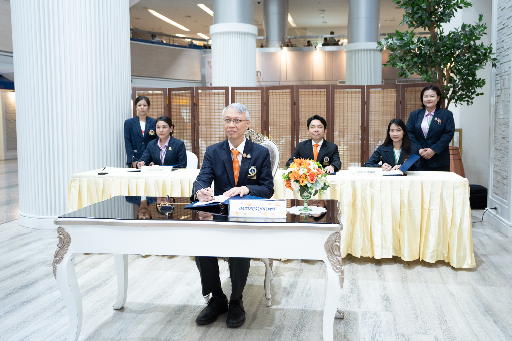 คณะแพทยศาสตร์โรงพยาบาลรามาธิบดี มหาวิทยาลัยมหิดล ร่วมถวายแจกันดอกไม้และลงนามถวายพระพร สมเด็จพระเจ้าน้องนางเธอ เจ้าฟ้าจุฬาภรณวลัยลักษณ์ อัครราชกุมารี กรมพระศรีสวางควัฒน วรขัตติยราชนารี ให้ทรงหายจากพระอาการประชวร และมีพระพลานามัยแข็งแรง คณะแพทยศาสตร์โรงพยาบาลรามาธิบดี มหาวิทยาลัยมหิดล ร่วมถวายแจกันดอกไม้และลงนามถวายพระพร สมเด็จพระเจ้าน้องนางเธอ เจ้าฟ้าจุฬาภรณวลัยลักษณ์ อัครราชกุมารี กรมพระศรีสวางควัฒน วรขัตติยราชนารี ให้ทรงหายจากพระอาการประชวร และมีพระพลานามัยแข็งแรง