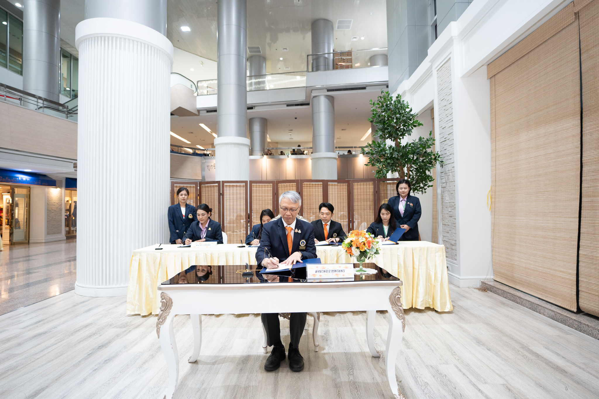 คณะแพทยศาสตร์โรงพยาบาลรามาธิบดี มหาวิทยาลัยมหิดล ร่วมถวายแจกันดอกไม้และลงนามถวายพระพร สมเด็จพระเจ้าน้องนางเธอ เจ้าฟ้าจุฬาภรณวลัยลักษณ์ อัครราชกุมารี กรมพระศรีสวางควัฒน วรขัตติยราชนารี ให้ทรงหายจากพระอาการประชวร และมีพระพลานามัยแข็งแรง คณะแพทยศาสตร์โรงพยาบาลรามาธิบดี มหาวิทยาลัยมหิดล ร่วมถวายแจกันดอกไม้และลงนามถวายพระพร สมเด็จพระเจ้าน้องนางเธอ เจ้าฟ้าจุฬาภรณวลัยลักษณ์ อัครราชกุมารี กรมพระศรีสวางควัฒน วรขัตติยราชนารี ให้ทรงหายจากพระอาการประชวร และมีพระพลานามัยแข็งแรง