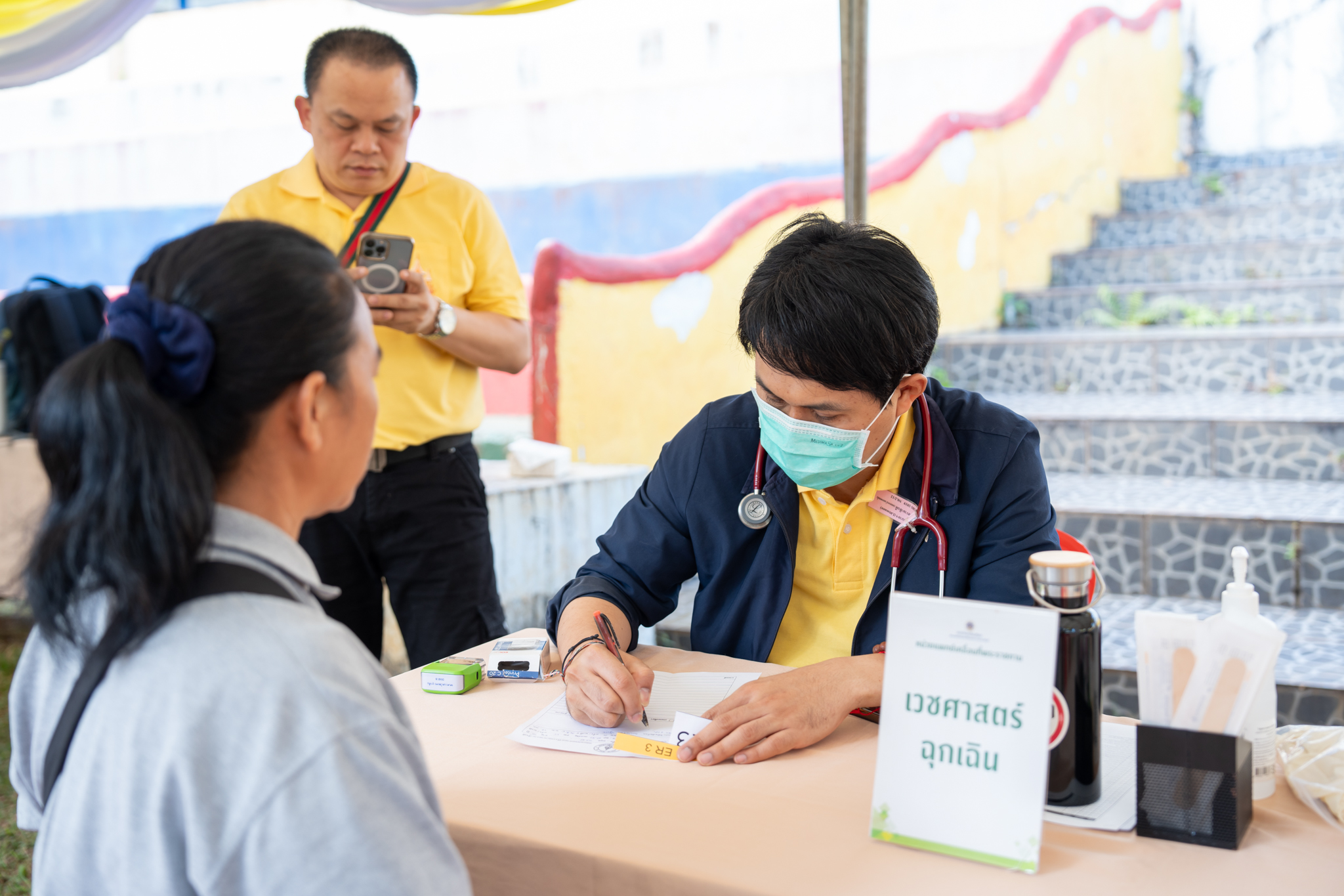 คณะแพทยศาสตร์โรงพยาบาลรามาธิบดี มหาวิทยาลัยมหิดล ร่วมกับ สำนักงานองคมนตรี ออกหน่วยแพทย์เคลื่อนที่ ในโครงการ “สืบสานพระราชปณิธาน” ณ โรงเรียนร่มเกล้าปางตอง ในโครงการตามพระราชดำริ อำเภอเมืองแม่ฮ่องสอน จังหวัดแม่ฮ่องสอน