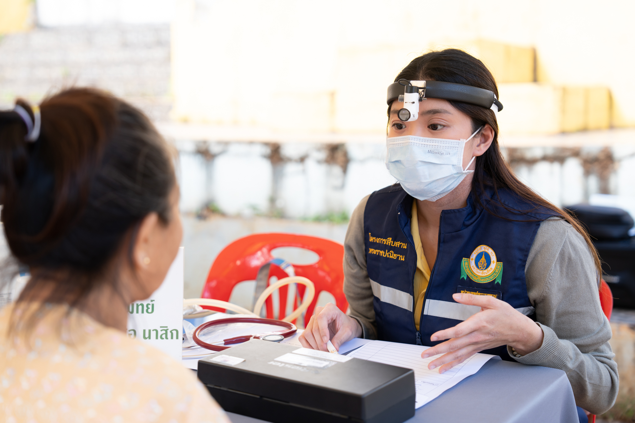 คณะแพทยศาสตร์โรงพยาบาลรามาธิบดี มหาวิทยาลัยมหิดล ร่วมกับ สำนักงานองคมนตรี ออกหน่วยแพทย์เคลื่อนที่ ในโครงการ “สืบสานพระราชปณิธาน” ณ โรงเรียนร่มเกล้าปางตอง ในโครงการตามพระราชดำริ อำเภอเมืองแม่ฮ่องสอน จังหวัดแม่ฮ่องสอน