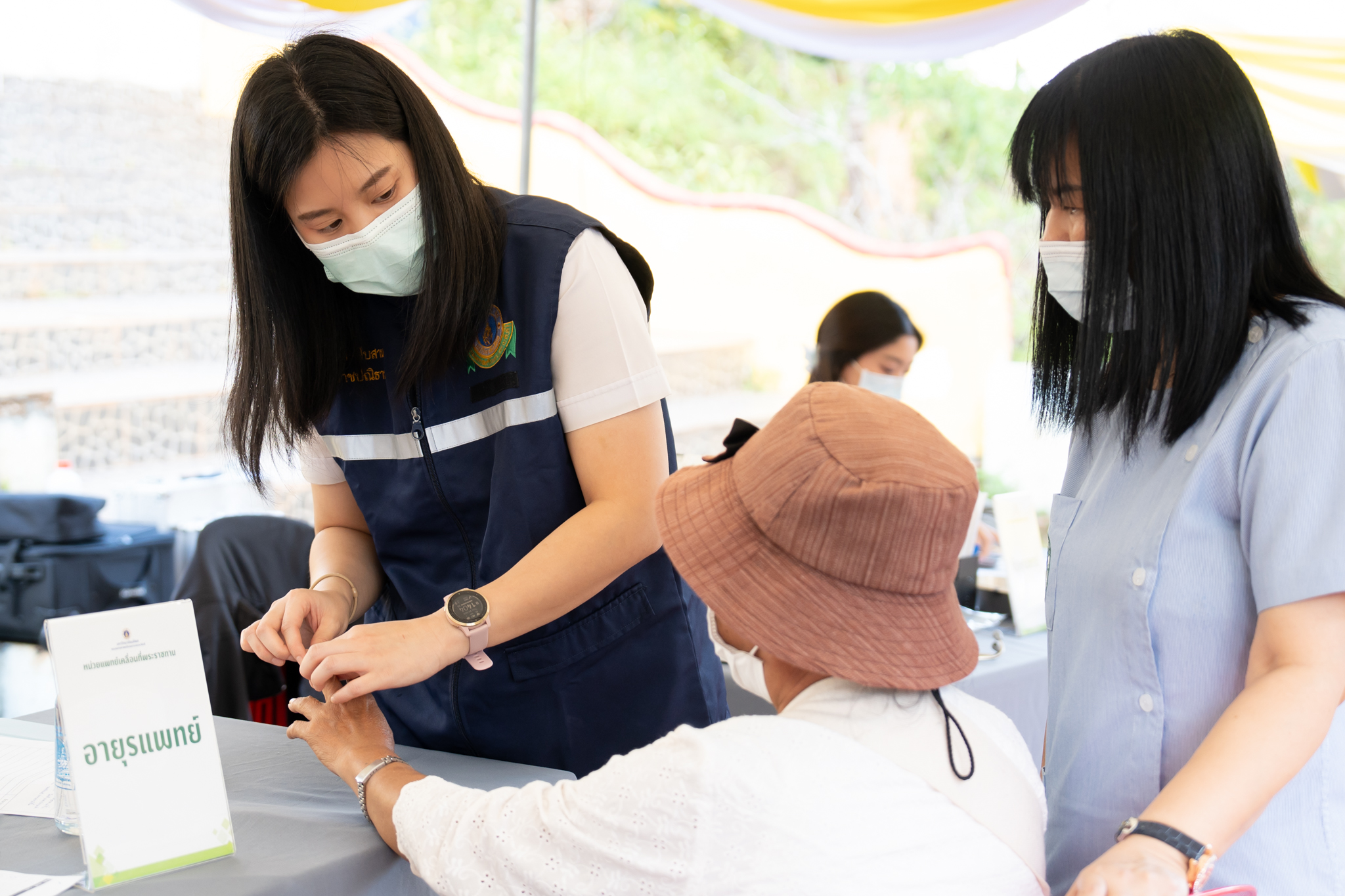 คณะแพทยศาสตร์โรงพยาบาลรามาธิบดี มหาวิทยาลัยมหิดล ร่วมกับ สำนักงานองคมนตรี ออกหน่วยแพทย์เคลื่อนที่ ในโครงการ “สืบสานพระราชปณิธาน” ณ โรงเรียนร่มเกล้าปางตอง ในโครงการตามพระราชดำริ อำเภอเมืองแม่ฮ่องสอน จังหวัดแม่ฮ่องสอน