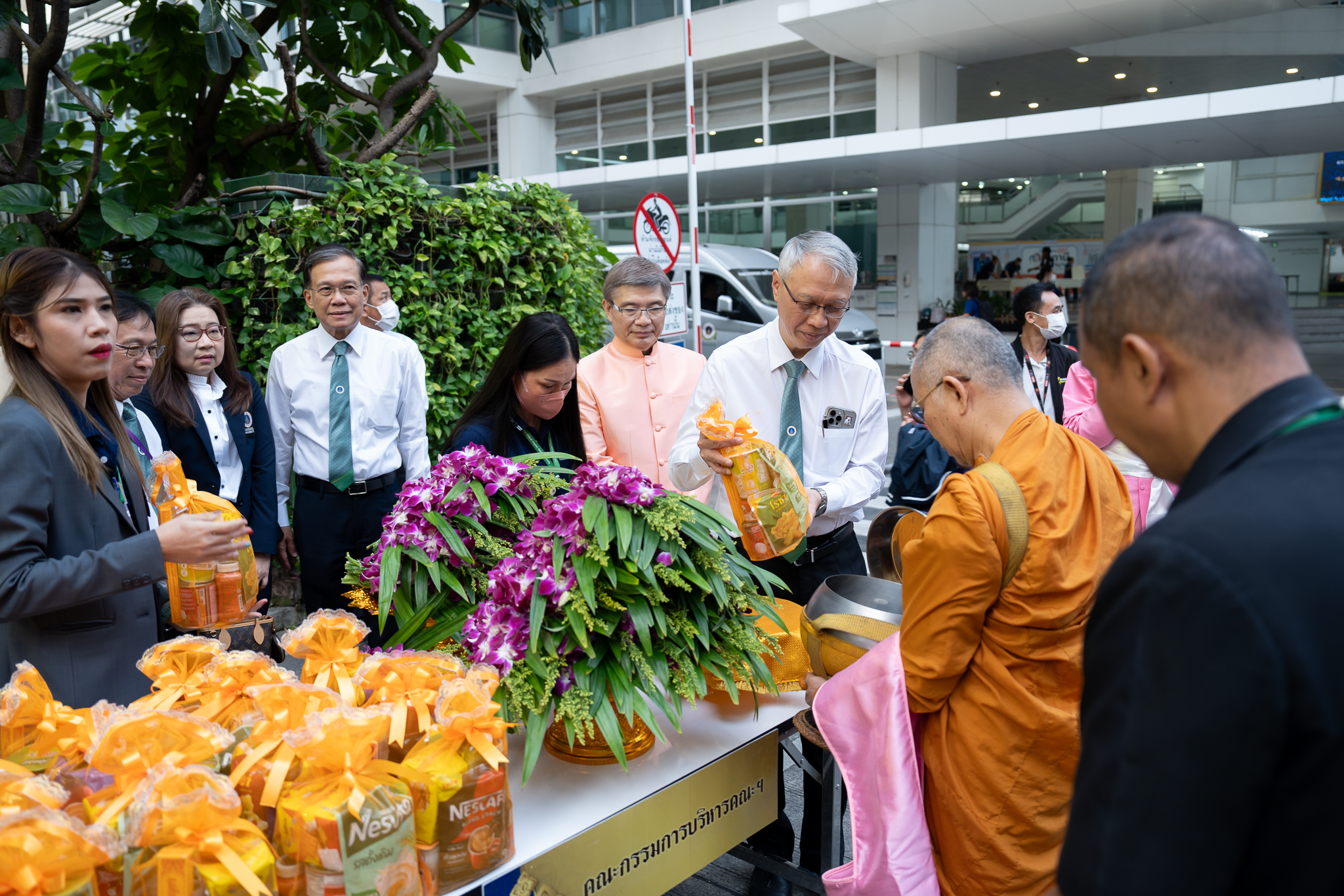 พิธีทำบุญตักบาตรเนื่องในโอกาสส่งท้ายปีเก่าต้อนรับปีใหม่ 2568 พิธีทำบุญตักบาตรเนื่องในโอกาสส่งท้ายปีเก่าต้อนรับปีใหม่ 2568