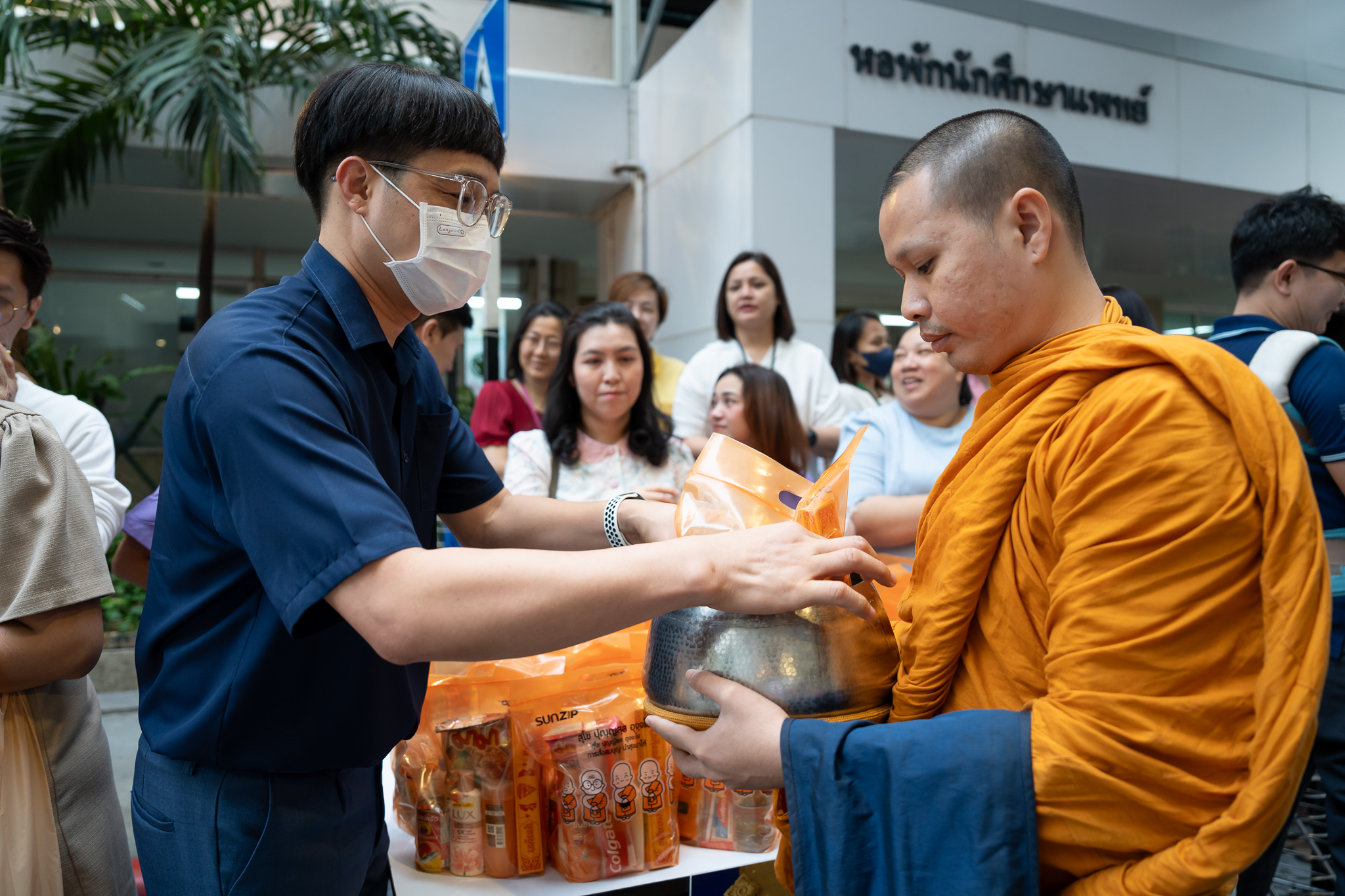 พิธีทำบุญตักบาตรเนื่องในโอกาสส่งท้ายปีเก่าต้อนรับปีใหม่ 2568 พิธีทำบุญตักบาตรเนื่องในโอกาสส่งท้ายปีเก่าต้อนรับปีใหม่ 2568