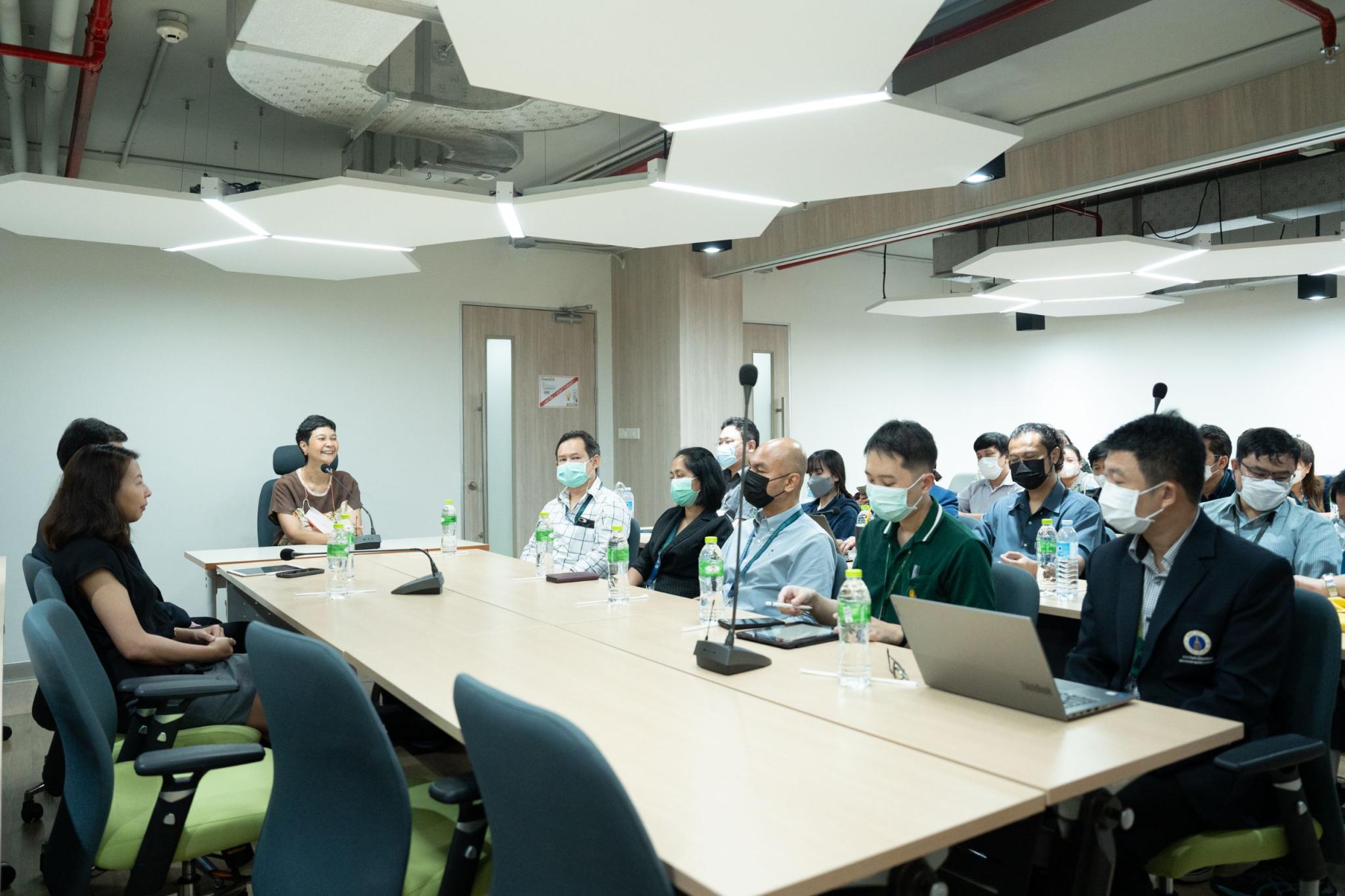 รองคณบดีฝ่ายสารสนเทศ และคณะเจ้าหน้าที่ฝ่ายสารสนเทศ ร่วมให้การต้อนรับ คณะดูงานจากฝ่ายสารสนเทศ คณะแพทยศาสตร์ศิริราชพยาบาล มหาวิทยาลัยมหิดล ในโอกาสเข้าศึกษาดูงานระบบสารสนเทศโรงพยาบาล