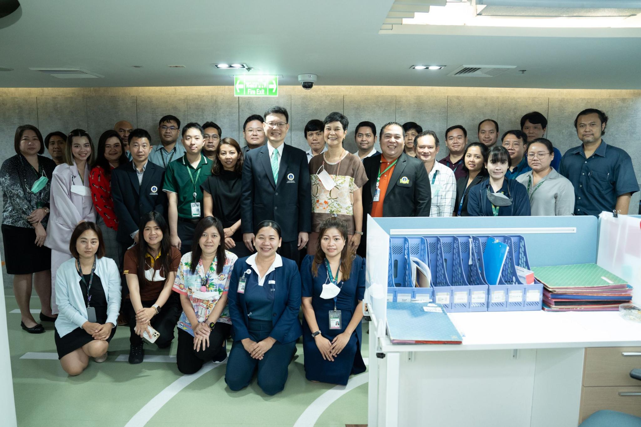 รองคณบดีฝ่ายสารสนเทศ และคณะเจ้าหน้าที่ฝ่ายสารสนเทศ ร่วมให้การต้อนรับ คณะดูงานจากฝ่ายสารสนเทศ คณะแพทยศาสตร์ศิริราชพยาบาล มหาวิทยาลัยมหิดล ในโอกาสเข้าศึกษาดูงานระบบสารสนเทศโรงพยาบาล รองคณบดีฝ่ายสารสนเทศ และคณะเจ้าหน้าที่ฝ่ายสารสนเทศ ร่วมให้การต้อนรับ คณะดูงานจากฝ่ายสารสนเทศ คณะแพทยศาสตร์ศิริราชพยาบาล มหาวิทยาลัยมหิดล ในโอกาสเข้าศึกษาดูงานระบบสารสนเทศโรงพยาบาล
