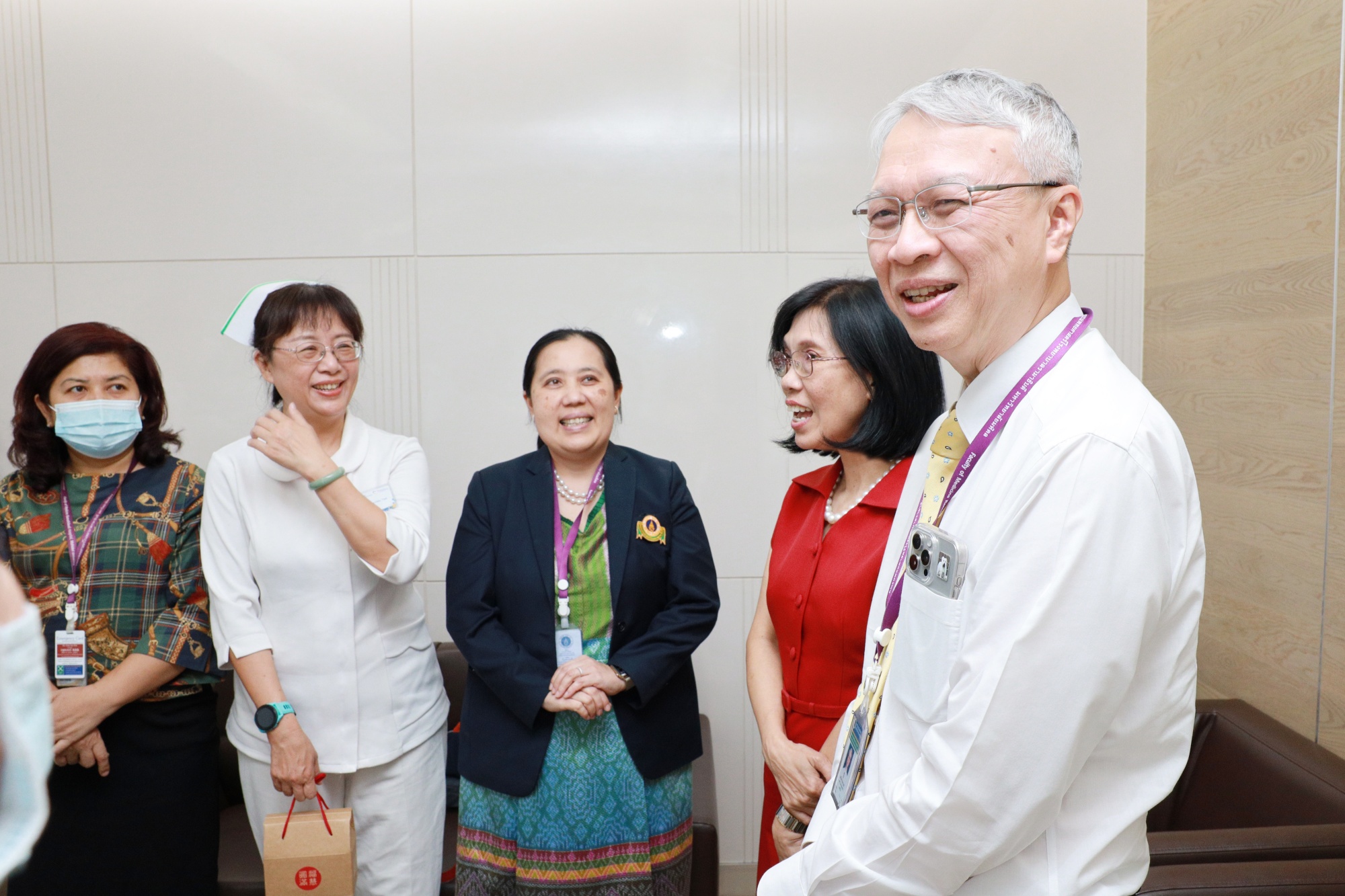 นักศึกษาพยาบาลแลกเปลี่ยนและอาจารย์พยาบาล จาก Department of Nursing, College of Medicine, Tzu Chi University, Republic of China เข้าพบคณบดี คณะแพทยศาสตร์โรงพยาบาลรามาธิบดี มหาวิทยาลัยมหิดล นักศึกษาพยาบาลแลกเปลี่ยนและอาจารย์พยาบาล จาก Department of Nursing, College of Medicine, Tzu Chi University, Republic of China เข้าพบคณบดี คณะแพทยศาสตร์โรงพยาบาลรามาธิบดี มหาวิทยาลัยมหิดล