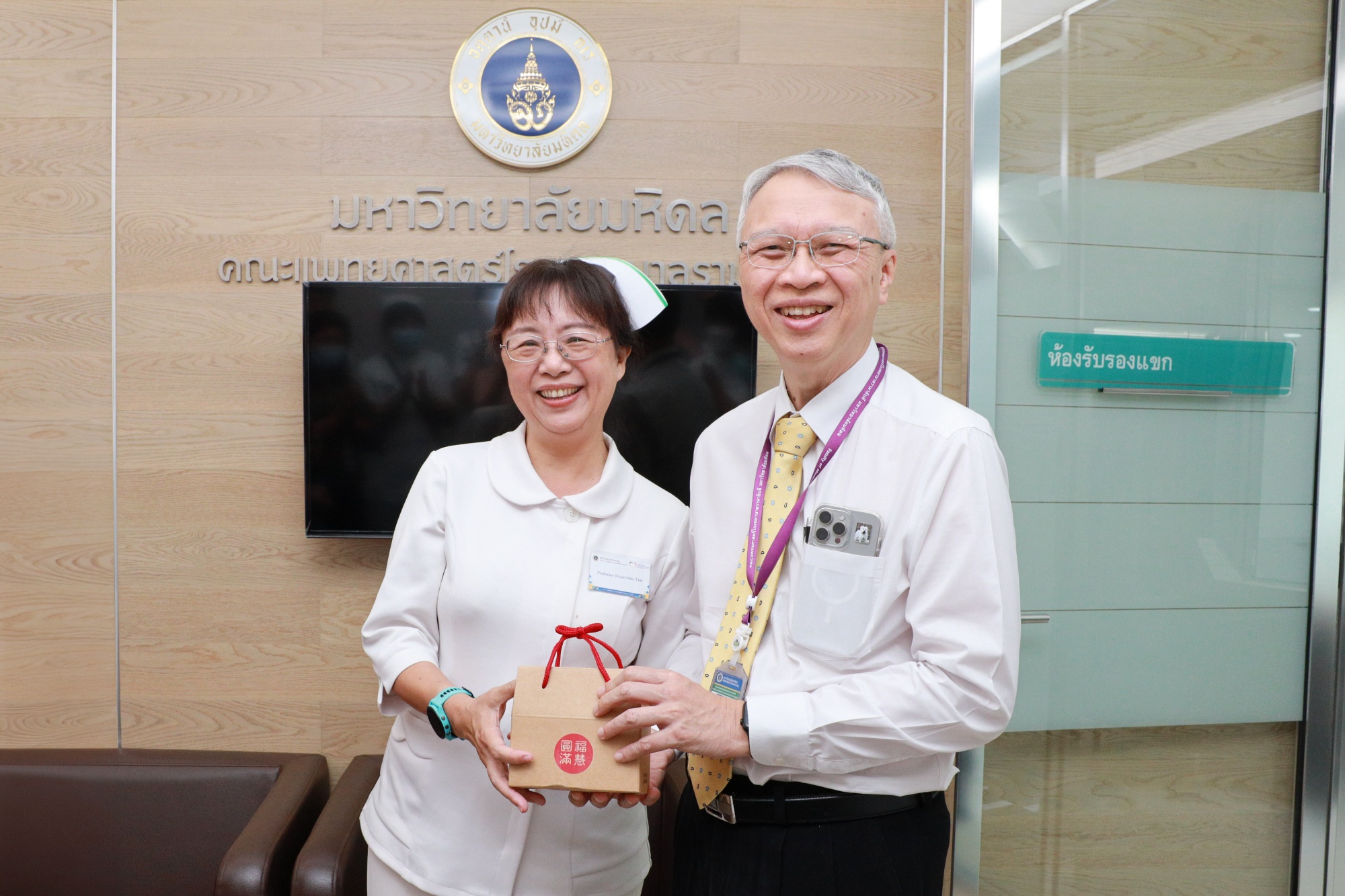 นักศึกษาพยาบาลแลกเปลี่ยนและอาจารย์พยาบาล จาก Department of Nursing, College of Medicine, Tzu Chi University, Republic of China เข้าพบคณบดี คณะแพทยศาสตร์โรงพยาบาลรามาธิบดี มหาวิทยาลัยมหิดล