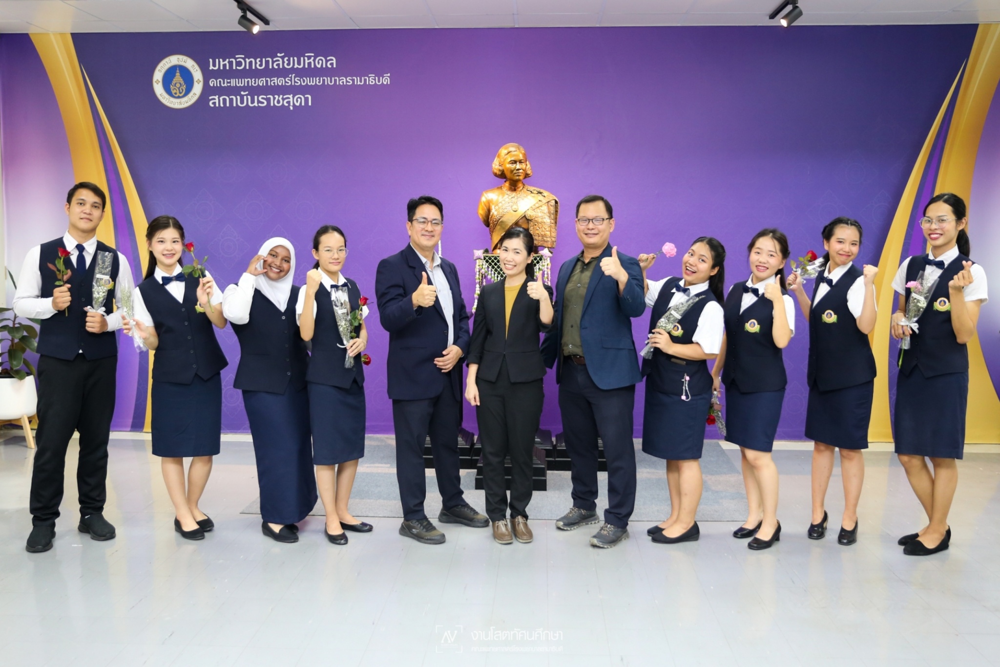 พิธีมอบเสื้อปฏิบัติการล่ามภาษามือไทยให้แก่นักศึกษาหลักสูตรศิลปศาสตรบัณฑิต สาขาวิชาหูหนวกศึกษา วิชาเอกล่ามภาษามือไทย ชั้นปีที่ 4 พิธีมอบเสื้อปฏิบัติการล่ามภาษามือไทยให้แก่นักศึกษาหลักสูตรศิลปศาสตรบัณฑิต สาขาวิชาหูหนวกศึกษา วิชาเอกล่ามภาษามือไทย ชั้นปีที่ 4