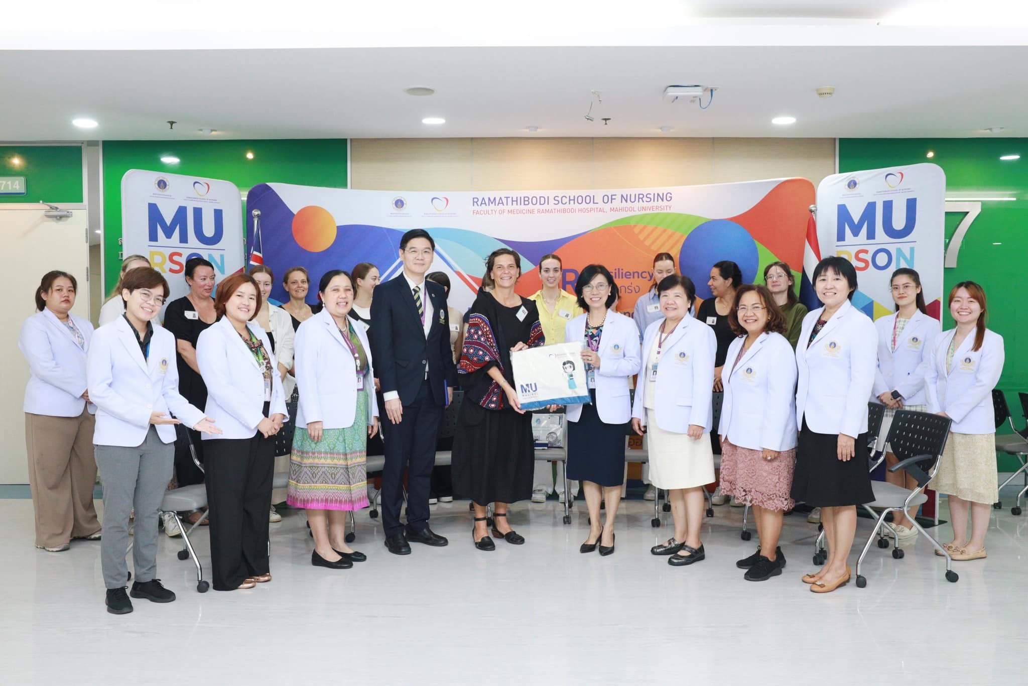 โรงเรียนพยาบาลรามาธิบดี คณะแพทยศาสตร์โรงพยาบาลรามาธิบดี มหาวิทยาลัยมหิดล ให้การต้อนรับ Dr. Heike Roth และนักศึกษาหลักสูตรการผดุงครรภ์จาก University of Technology Sydney เครือรัฐออสเตรเลีย โรงเรียนพยาบาลรามาธิบดี คณะแพทยศาสตร์โรงพยาบาลรามาธิบดี มหาวิทยาลัยมหิดล ให้การต้อนรับ Dr. Heike Roth และนักศึกษาหลักสูตรการผดุงครรภ์จาก University of Technology Sydney เครือรัฐออสเตรเลีย