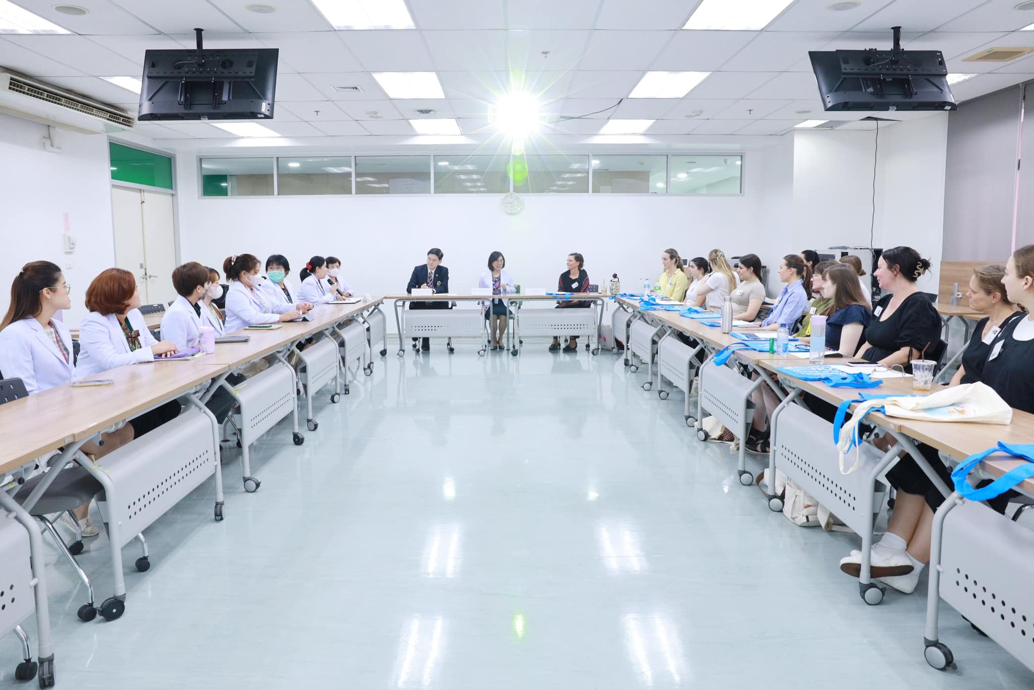 โรงเรียนพยาบาลรามาธิบดี คณะแพทยศาสตร์โรงพยาบาลรามาธิบดี มหาวิทยาลัยมหิดล ให้การต้อนรับ Dr. Heike Roth และนักศึกษาหลักสูตรการผดุงครรภ์จาก University of Technology Sydney เครือรัฐออสเตรเลีย โรงเรียนพยาบาลรามาธิบดี คณะแพทยศาสตร์โรงพยาบาลรามาธิบดี มหาวิทยาลัยมหิดล ให้การต้อนรับ Dr. Heike Roth และนักศึกษาหลักสูตรการผดุงครรภ์จาก University of Technology Sydney เครือรัฐออสเตรเลีย