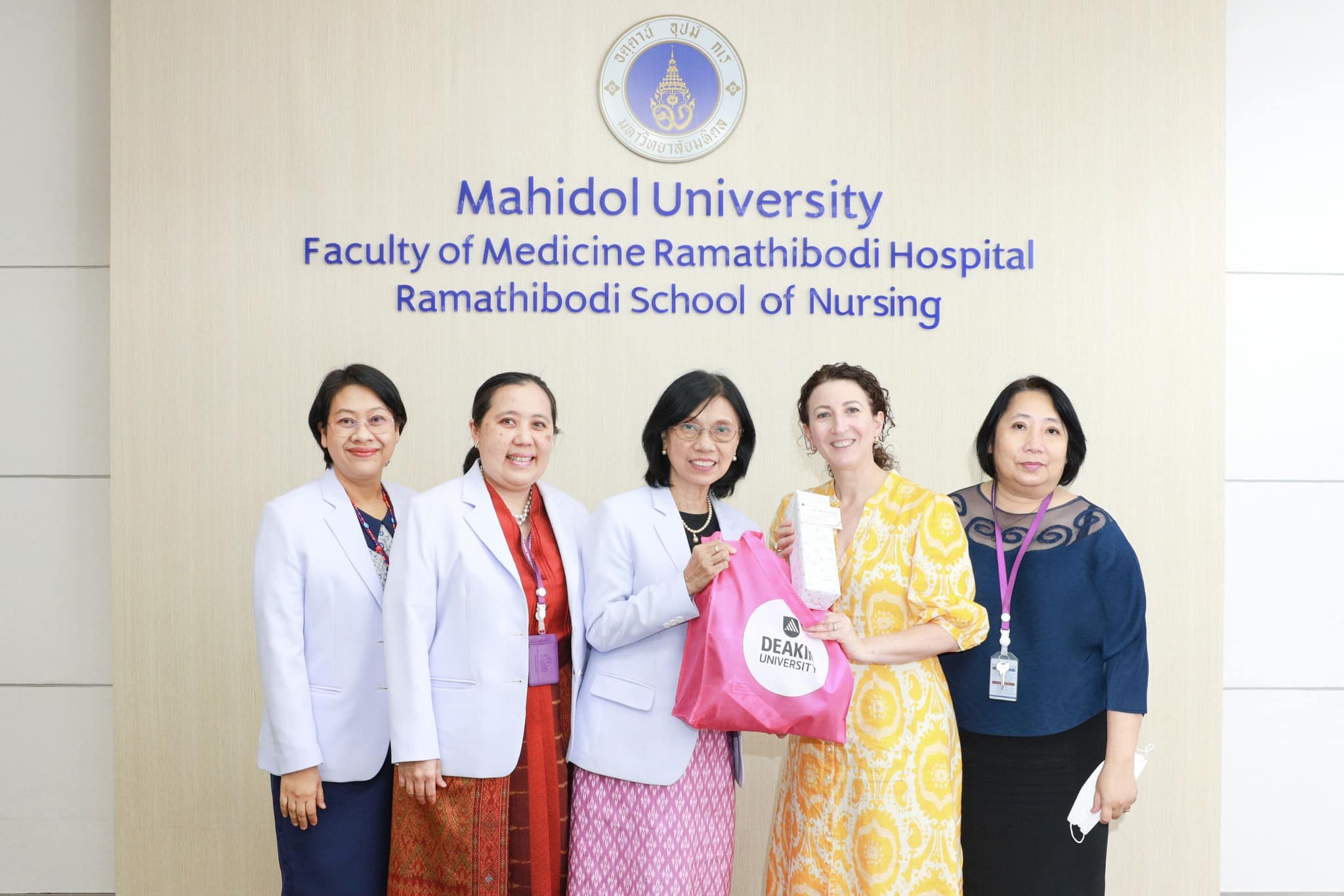 โรงเรียนพยาบาลรามาธิบดี คณะแพทยศาสตร์โรงพยาบาลรามาธิบดี มหาวิทยาลัยมหิดล ให้การต้อนรับ Mrs. Angela Puskic, International Manager จาก Deakin University เครือรัฐออสเตรเลีย โรงเรียนพยาบาลรามาธิบดี คณะแพทยศาสตร์โรงพยาบาลรามาธิบดี มหาวิทยาลัยมหิดล ให้การต้อนรับ Mrs. Angela Puskic, International Manager จาก Deakin University เครือรัฐออสเตรเลีย