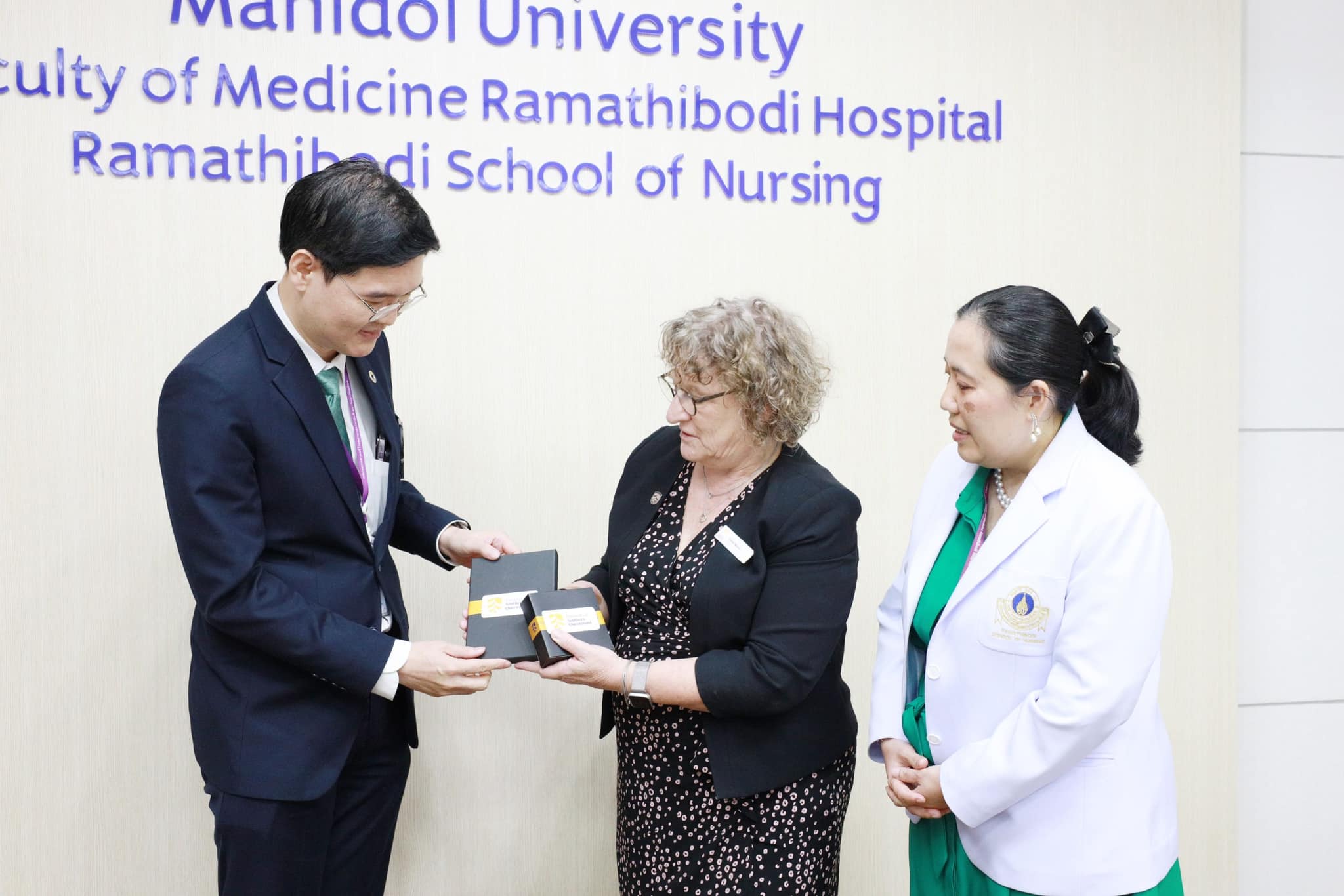 โรงเรียนพยาบาลรามาธิบดี คณะแพทยศาสตร์โรงพยาบาลรามาธิบดี มหาวิทยาลัยมหิดล ให้การต้อนรับ Prof. Karen Nelson, Provost จาก University of Southern Queensland เครือรัฐออสเตรเลีย โรงเรียนพยาบาลรามาธิบดี คณะแพทยศาสตร์โรงพยาบาลรามาธิบดี มหาวิทยาลัยมหิดล ให้การต้อนรับ Prof. Karen Nelson, Provost จาก University of Southern Queensland เครือรัฐออสเตรเลีย