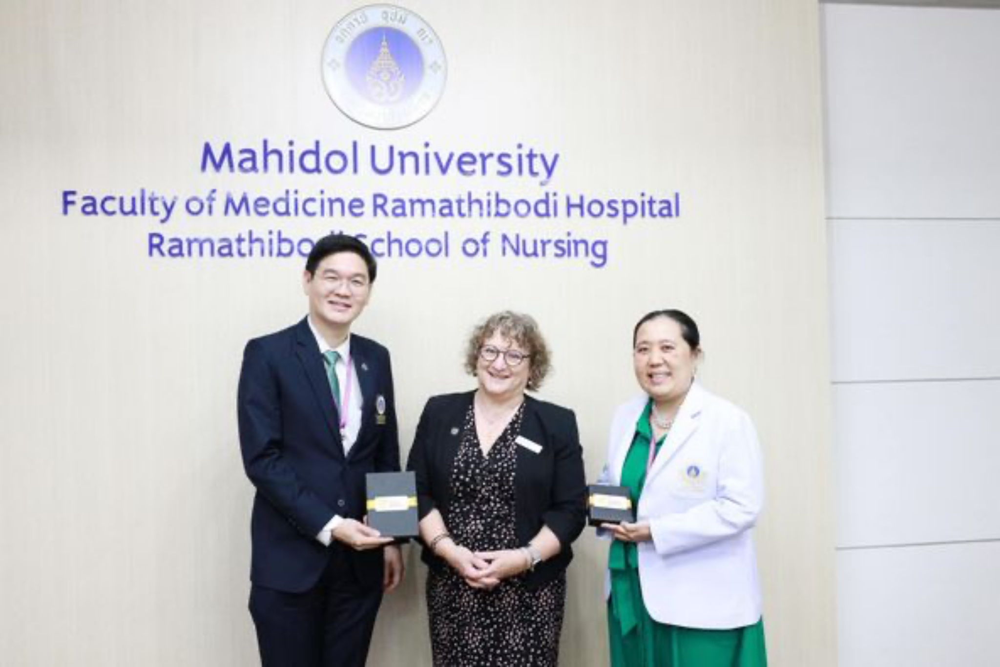 โรงเรียนพยาบาลรามาธิบดี คณะแพทยศาสตร์โรงพยาบาลรามาธิบดี มหาวิทยาลัยมหิดล ให้การต้อนรับ Prof. Karen Nelson, Provost จาก University of Southern Queensland เครือรัฐออสเตรเลีย โรงเรียนพยาบาลรามาธิบดี คณะแพทยศาสตร์โรงพยาบาลรามาธิบดี มหาวิทยาลัยมหิดล ให้การต้อนรับ Prof. Karen Nelson, Provost จาก University of Southern Queensland เครือรัฐออสเตรเลีย