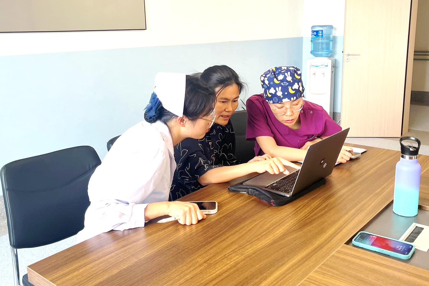คณาจารย์ หลักสูตรพยาบาลศาสตรบัณฑิต หลักสูตรนานาชาติ เดินทางประชุมปรึกษาหารือการจัดการเรียนการสอนภาคปฏิบัติการพยาบาลและการผดุงครรภ์ ร่วมกับ “School of Nursing, Kunming Medical University” คณาจารย์ หลักสูตรพยาบาลศาสตรบัณฑิต หลักสูตรนานาชาติ เดินทางประชุมปรึกษาหารือการจัดการเรียนการสอนภาคปฏิบัติการพยาบาลและการผดุงครรภ์ ร่วมกับ “School of Nursing, Kunming Medical University”