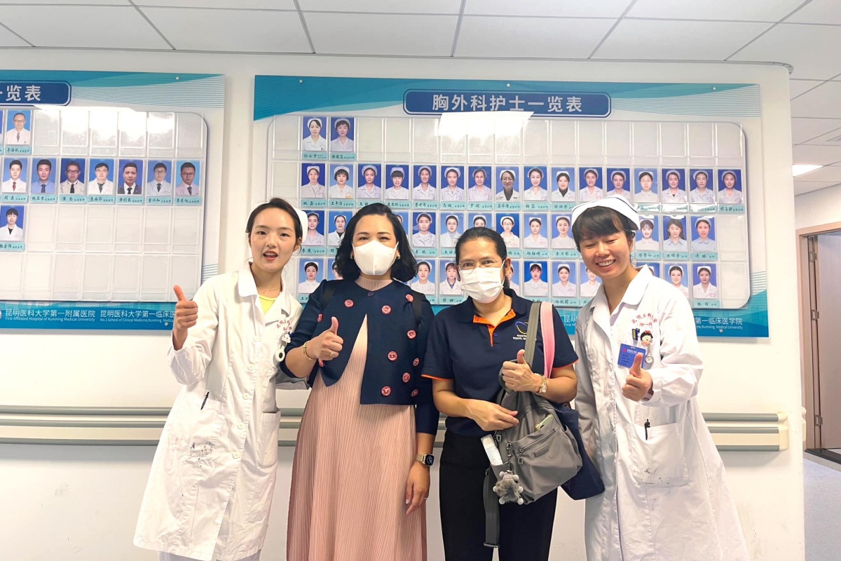 Day 2 คณาจารย์ หลักสูตรพยาบาลศาสตรบัณฑิต หลักสูตรนานาชาติ เดินทางเยี่ยมชมแหล่งฝึกทางการพยาบาล ณ โรงพยาบาล “The First Affiliated Hospital of Kunming Medical University” Day 2 คณาจารย์ หลักสูตรพยาบาลศาสตรบัณฑิต หลักสูตรนานาชาติ เดินทางเยี่ยมชมแหล่งฝึกทางการพยาบาล ณ โรงพยาบาล “The First Affiliated Hospital of Kunming Medical University”