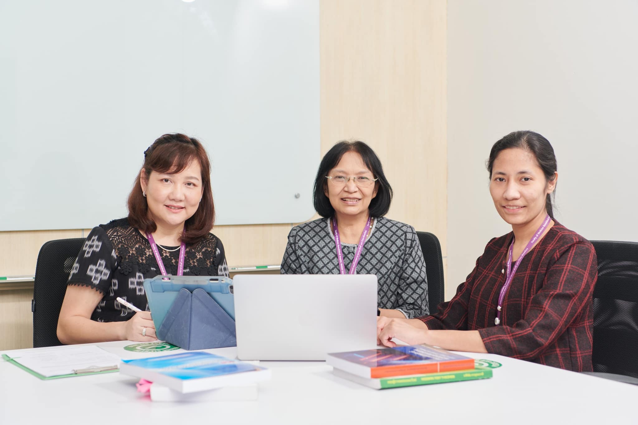 คณาจารย์ทีมวิจัย โรงเรียนพยาบาลรามาธิบดี คณะแพทยศาสตร์โรงพยาบาลรามาธิบดี มหาวิทยาลัยมหิดล ได้รับคัดเลือกผลงานวิจัยนำเสนอใน “2024 Annual Research Report” ของคณะแพทยศาสตร์โรงพยาบาลรามาธิบดี มหาวิทยาลัยมหิดล คณาจารย์ทีมวิจัย โรงเรียนพยาบาลรามาธิบดี คณะแพทยศาสตร์โรงพยาบาลรามาธิบดี มหาวิทยาลัยมหิดล ได้รับคัดเลือกผลงานวิจัยนำเสนอใน “2024 Annual Research Report” ของคณะแพทยศาสตร์โรงพยาบาลรามาธิบดี มหาวิทยาลัยมหิดล