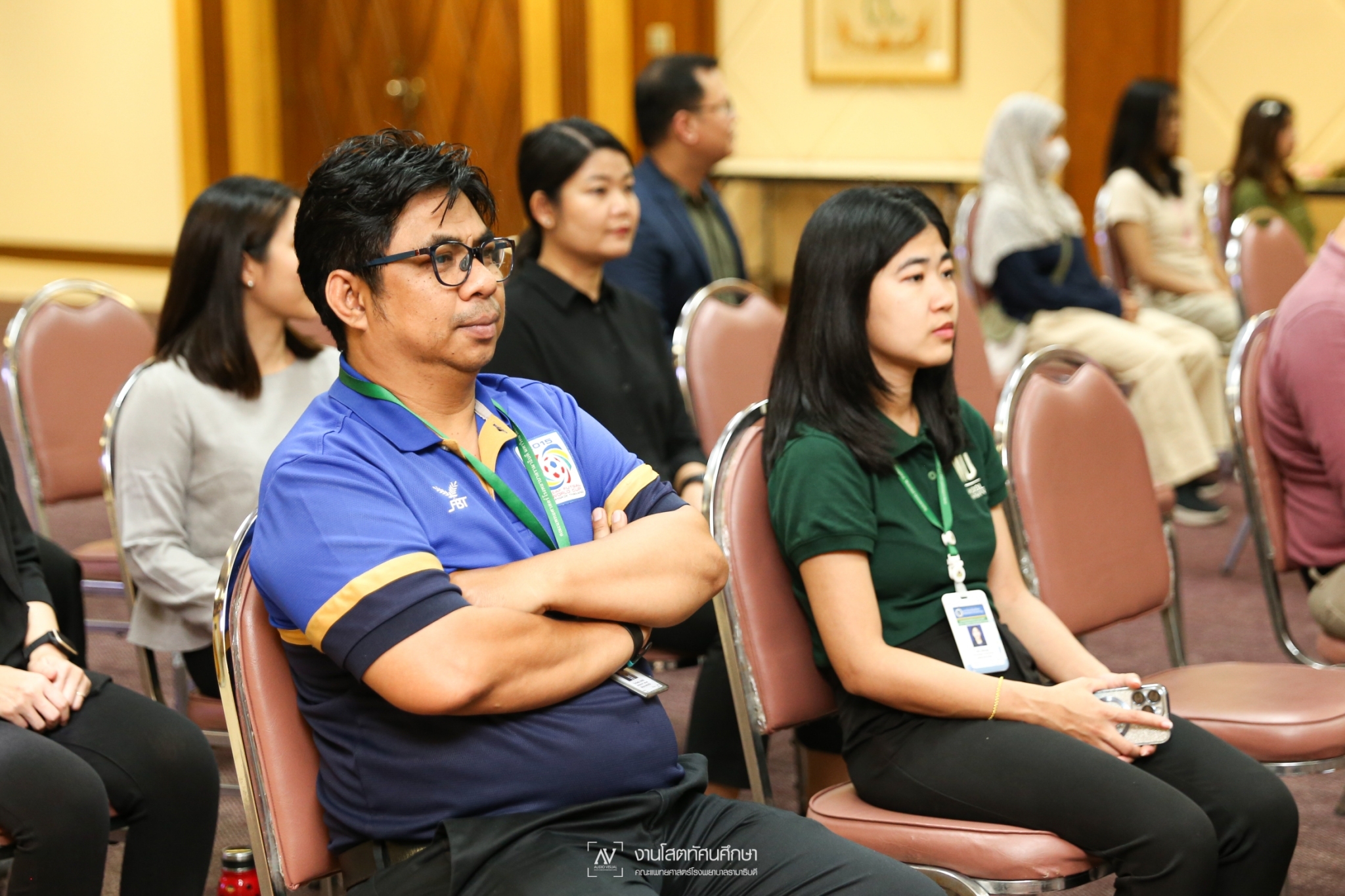 พิธีมอบเสื้อปฏิบัติการล่ามภาษามือไทยให้แก่นักศึกษาหลักสูตรศิลปศาสตรบัณฑิต สาขาวิชาหูหนวกศึกษา วิชาเอกล่ามภาษามือไทย ชั้นปีที่ 4 พิธีมอบเสื้อปฏิบัติการล่ามภาษามือไทยให้แก่นักศึกษาหลักสูตรศิลปศาสตรบัณฑิต สาขาวิชาหูหนวกศึกษา วิชาเอกล่ามภาษามือไทย ชั้นปีที่ 4