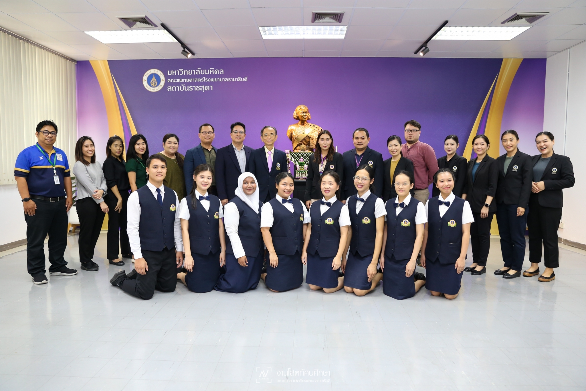 พิธีมอบเสื้อปฏิบัติการล่ามภาษามือไทยให้แก่นักศึกษาหลักสูตรศิลปศาสตรบัณฑิต สาขาวิชาหูหนวกศึกษา วิชาเอกล่ามภาษามือไทย ชั้นปีที่ 4 พิธีมอบเสื้อปฏิบัติการล่ามภาษามือไทยให้แก่นักศึกษาหลักสูตรศิลปศาสตรบัณฑิต สาขาวิชาหูหนวกศึกษา วิชาเอกล่ามภาษามือไทย ชั้นปีที่ 4