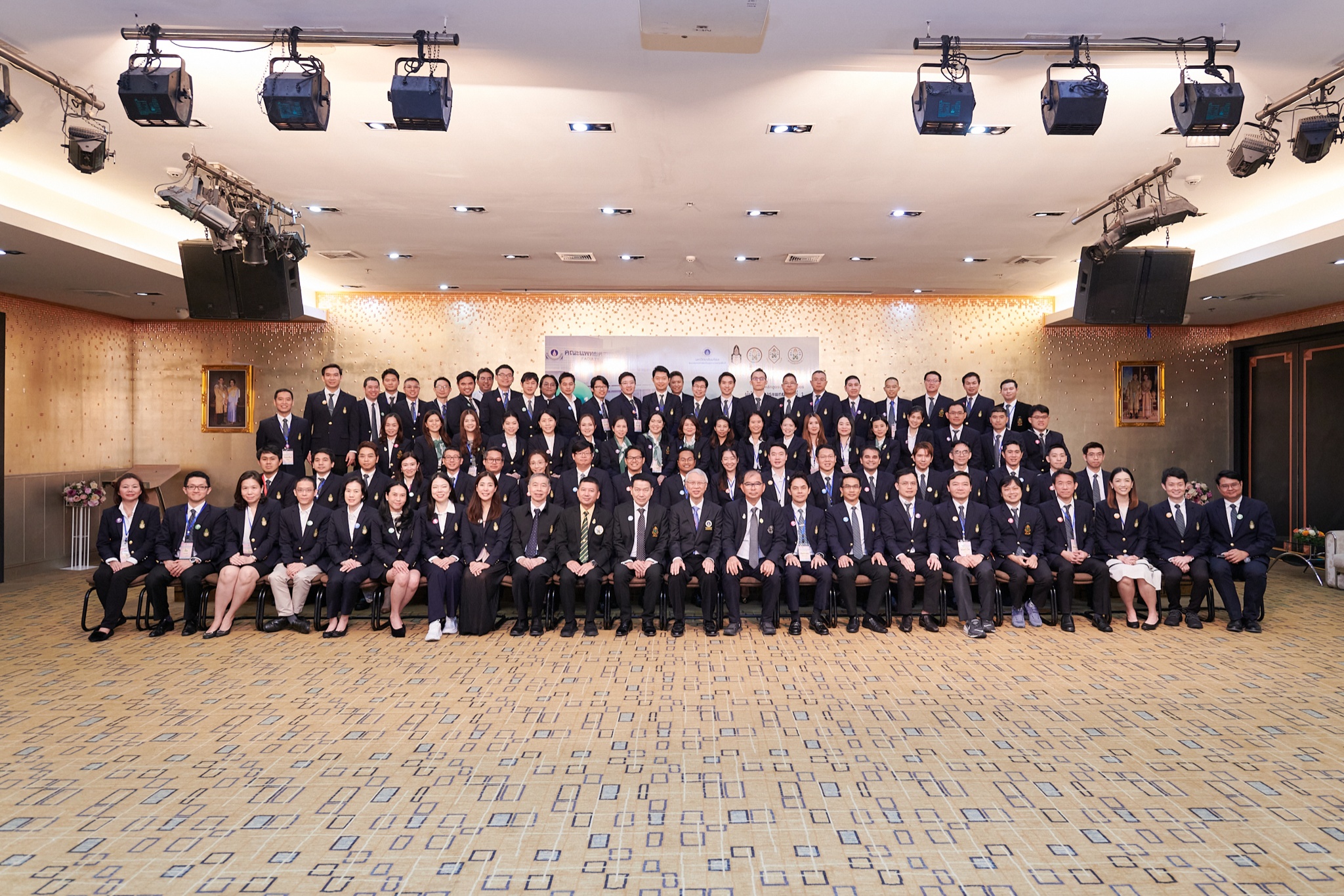 คณะนักศึกษาหลักสูตรประกาศนียบัตรผู้นำทางการแพทย์ รุ่นที่ 1 (ปนพ. 1) และหลักสูตรประกาศนียบัตรธรรมาภิบาลทางการแพทย์สำหรับผู้บริหารระดับสูง รุ่นพิเศษ 1 (ปธพ. Executive: ปธพ. X) คณะนักศึกษาหลักสูตรประกาศนียบัตรผู้นำทางการแพทย์ รุ่นที่ 1 (ปนพ. 1) และหลักสูตรประกาศนียบัตรธรรมาภิบาลทางการแพทย์สำหรับผู้บริหารระดับสูง รุ่นพิเศษ 1 (ปธพ. Executive: ปธพ. X)