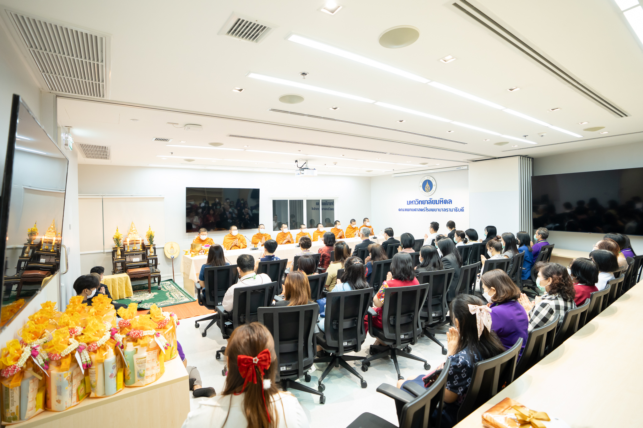 งานบริหารโรงพยาบาลรามาธิบดี คณะแพทยศาสตร์โรงพยาบาลรามาธิบดี มหาวิทยาลัยมหิดล จัดพิธีทำบุญ ถวายภัตตาหารเพลและเครื่องสังฆทานแด่พระสงฆ์ งานบริหารโรงพยาบาลรามาธิบดี คณะแพทยศาสตร์โรงพยาบาลรามาธิบดี มหาวิทยาลัยมหิดล จัดพิธีทำบุญ ถวายภัตตาหารเพลและเครื่องสังฆทานแด่พระสงฆ์