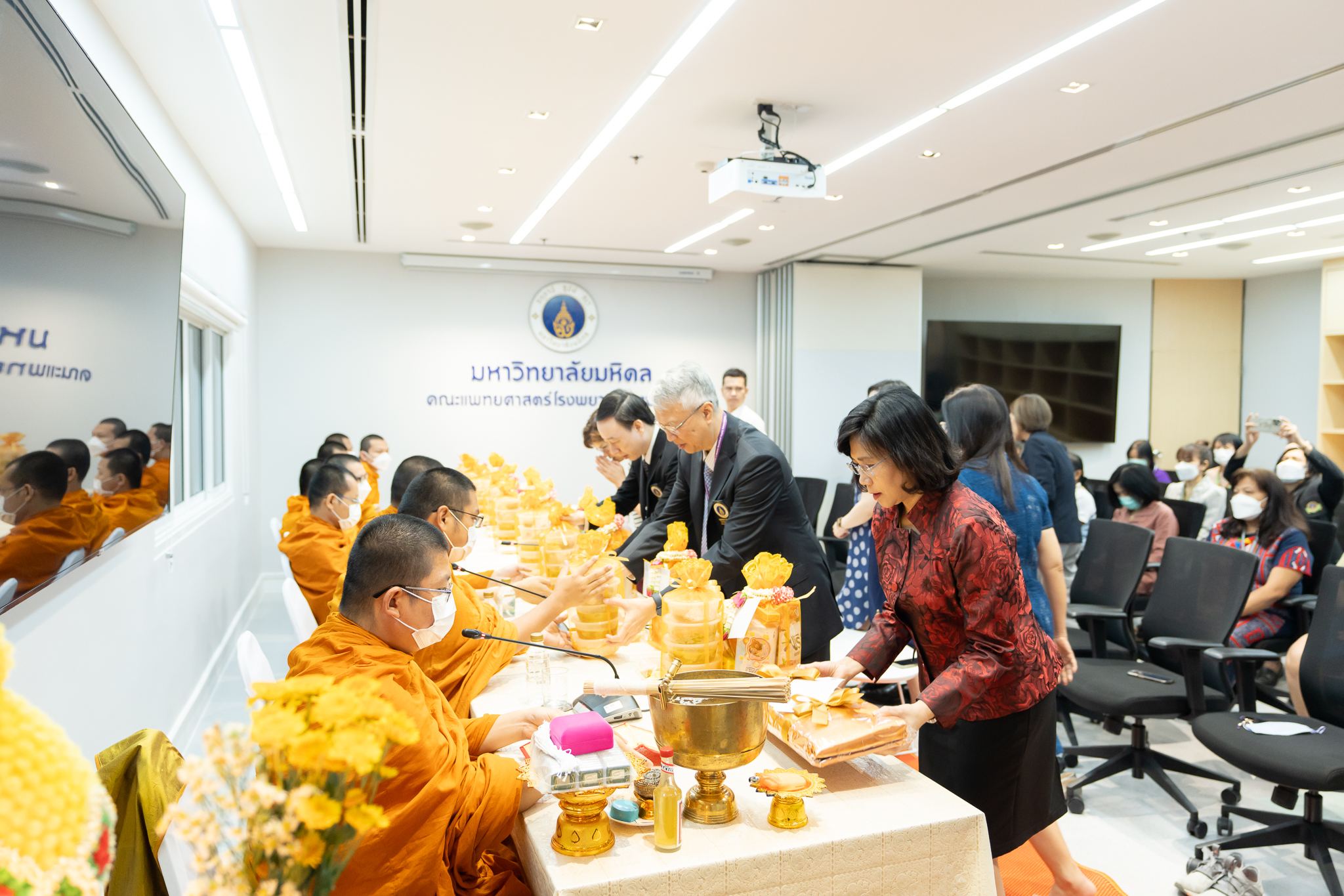 งานบริหารโรงพยาบาลรามาธิบดี คณะแพทยศาสตร์โรงพยาบาลรามาธิบดี มหาวิทยาลัยมหิดล จัดพิธีทำบุญ ถวายภัตตาหารเพลและเครื่องสังฆทานแด่พระสงฆ์ งานบริหารโรงพยาบาลรามาธิบดี คณะแพทยศาสตร์โรงพยาบาลรามาธิบดี มหาวิทยาลัยมหิดล จัดพิธีทำบุญ ถวายภัตตาหารเพลและเครื่องสังฆทานแด่พระสงฆ์