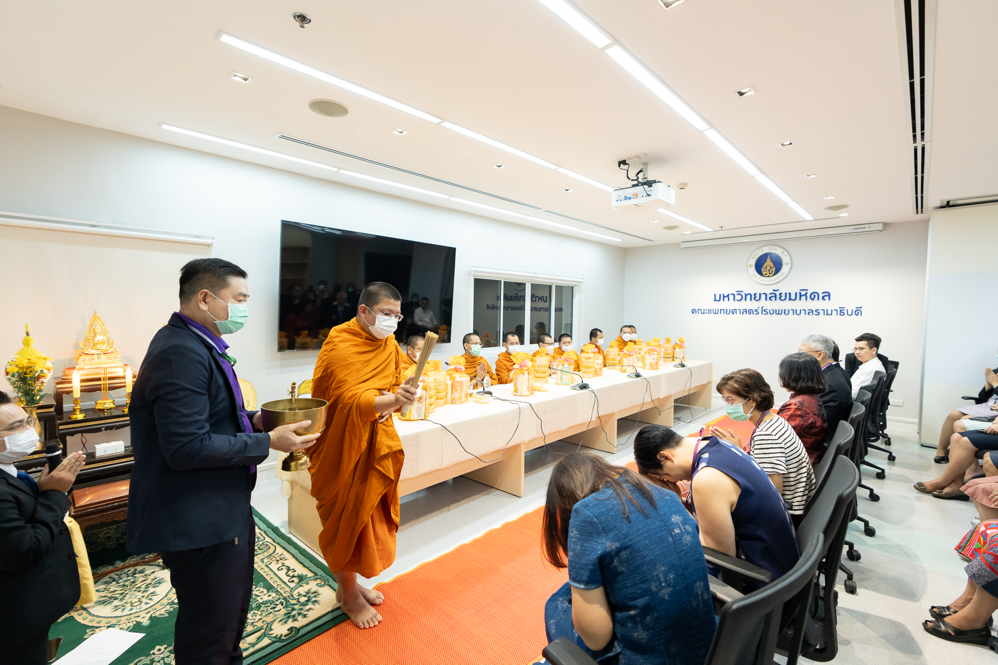 งานบริหารโรงพยาบาลรามาธิบดี คณะแพทยศาสตร์โรงพยาบาลรามาธิบดี มหาวิทยาลัยมหิดล จัดพิธีทำบุญ ถวายภัตตาหารเพลและเครื่องสังฆทานแด่พระสงฆ์ งานบริหารโรงพยาบาลรามาธิบดี คณะแพทยศาสตร์โรงพยาบาลรามาธิบดี มหาวิทยาลัยมหิดล จัดพิธีทำบุญ ถวายภัตตาหารเพลและเครื่องสังฆทานแด่พระสงฆ์