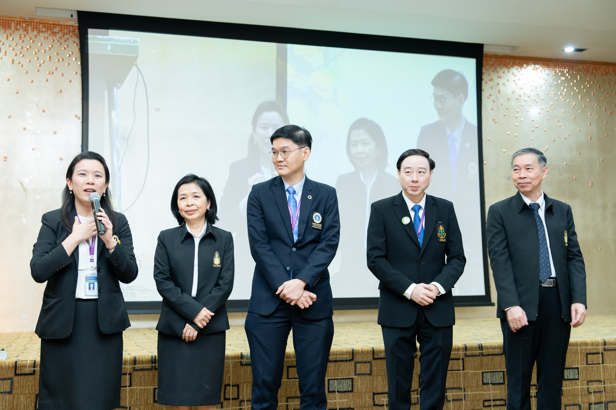 คณะนักศึกษาหลักสูตรประกาศนียบัตรผู้นำทางการแพทย์ รุ่นที่ 1 (ปนพ. 1) และหลักสูตรประกาศนียบัตรธรรมาภิบาลทางการแพทย์สำหรับผู้บริหารระดับสูง รุ่นพิเศษ 1 (ปธพ. Executive: ปธพ. X) คณะนักศึกษาหลักสูตรประกาศนียบัตรผู้นำทางการแพทย์ รุ่นที่ 1 (ปนพ. 1) และหลักสูตรประกาศนียบัตรธรรมาภิบาลทางการแพทย์สำหรับผู้บริหารระดับสูง รุ่นพิเศษ 1 (ปธพ. Executive: ปธพ. X)