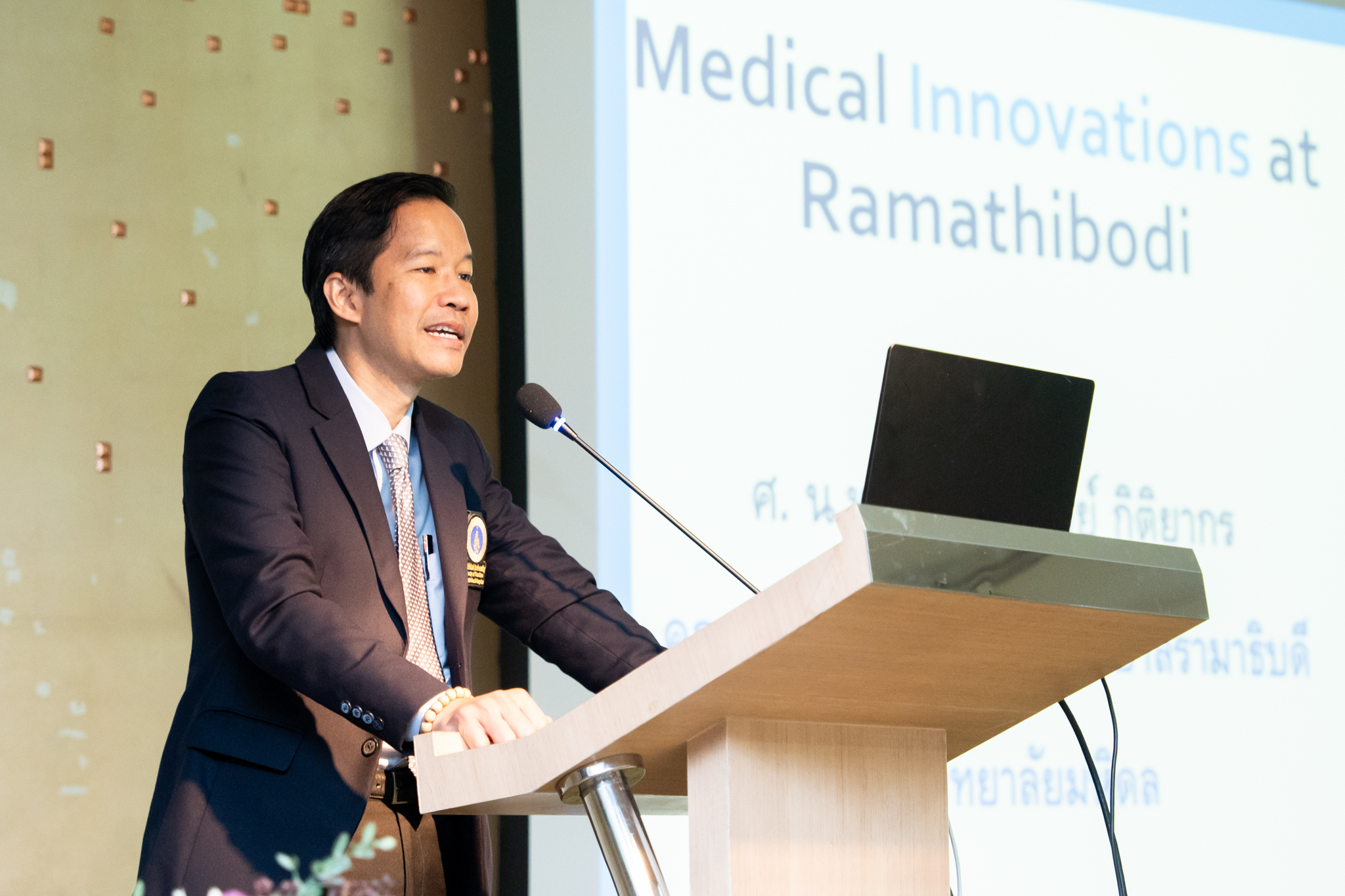 คณะนักศึกษาหลักสูตรประกาศนียบัตรผู้นำทางการแพทย์ รุ่นที่ 1 (ปนพ. 1) และหลักสูตรประกาศนียบัตรธรรมาภิบาลทางการแพทย์สำหรับผู้บริหารระดับสูง รุ่นพิเศษ 1 (ปธพ. Executive: ปธพ. X) คณะนักศึกษาหลักสูตรประกาศนียบัตรผู้นำทางการแพทย์ รุ่นที่ 1 (ปนพ. 1) และหลักสูตรประกาศนียบัตรธรรมาภิบาลทางการแพทย์สำหรับผู้บริหารระดับสูง รุ่นพิเศษ 1 (ปธพ. Executive: ปธพ. X)