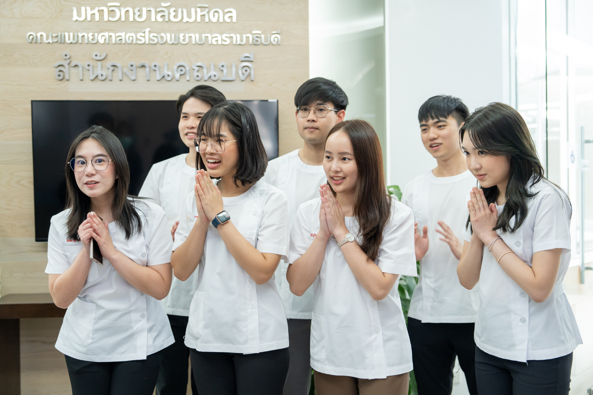 คณะนักศึกษาแพทย์รามาธิบดี มอบบันทึกข้อตกลงความร่วมมือ (MoU) การขับเคลื่อนโครงการ “อุ้มผาง ไม่เอา บุหรี่ไฟฟ้า” แก่คณบดี