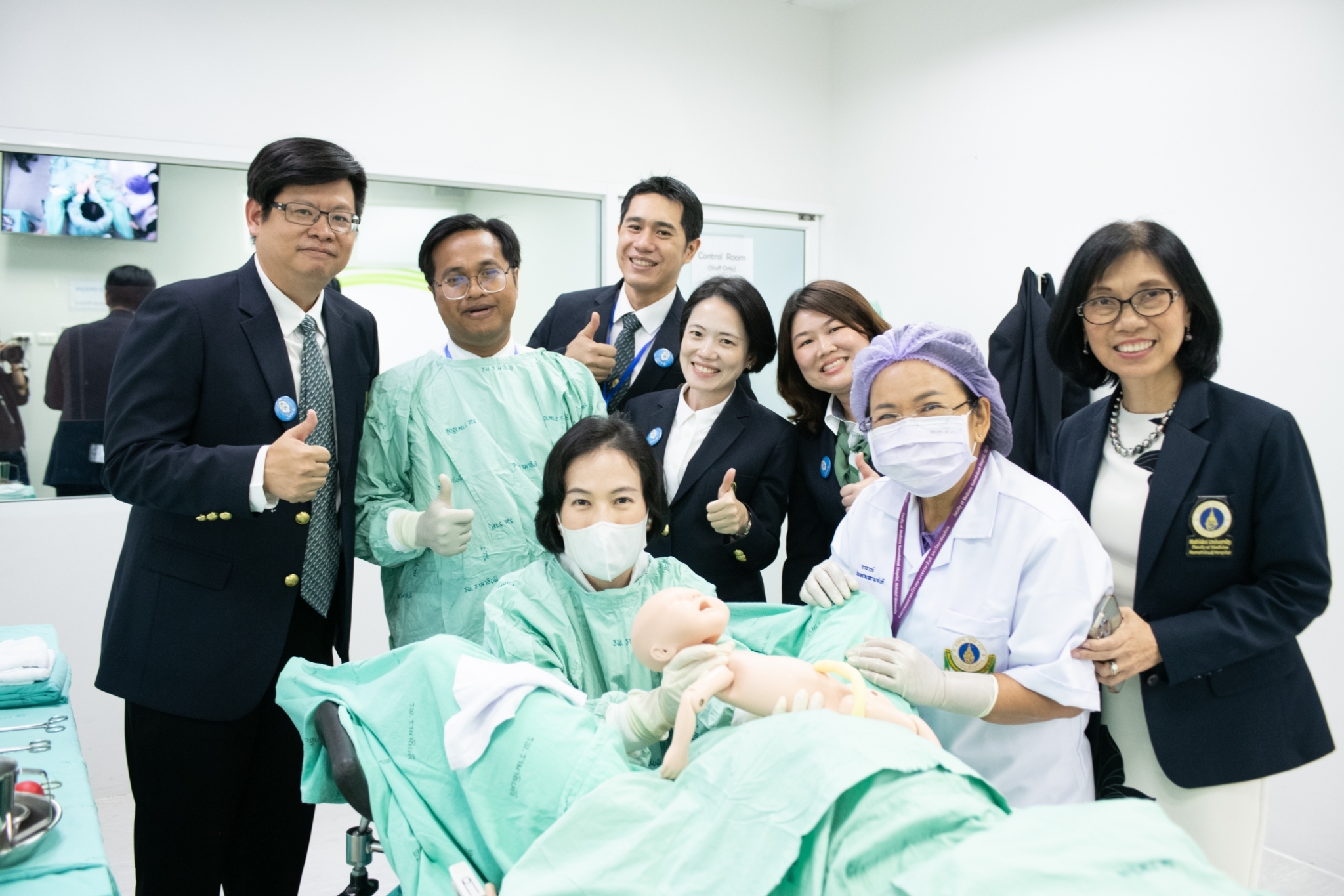 คณะนักศึกษาหลักสูตรประกาศนียบัตรผู้นำทางการแพทย์ รุ่นที่ 1 (ปนพ. 1) และหลักสูตรประกาศนียบัตรธรรมาภิบาลทางการแพทย์สำหรับผู้บริหารระดับสูง รุ่นพิเศษ 1 (ปธพ. Executive: ปธพ. X) คณะนักศึกษาหลักสูตรประกาศนียบัตรผู้นำทางการแพทย์ รุ่นที่ 1 (ปนพ. 1) และหลักสูตรประกาศนียบัตรธรรมาภิบาลทางการแพทย์สำหรับผู้บริหารระดับสูง รุ่นพิเศษ 1 (ปธพ. Executive: ปธพ. X)
