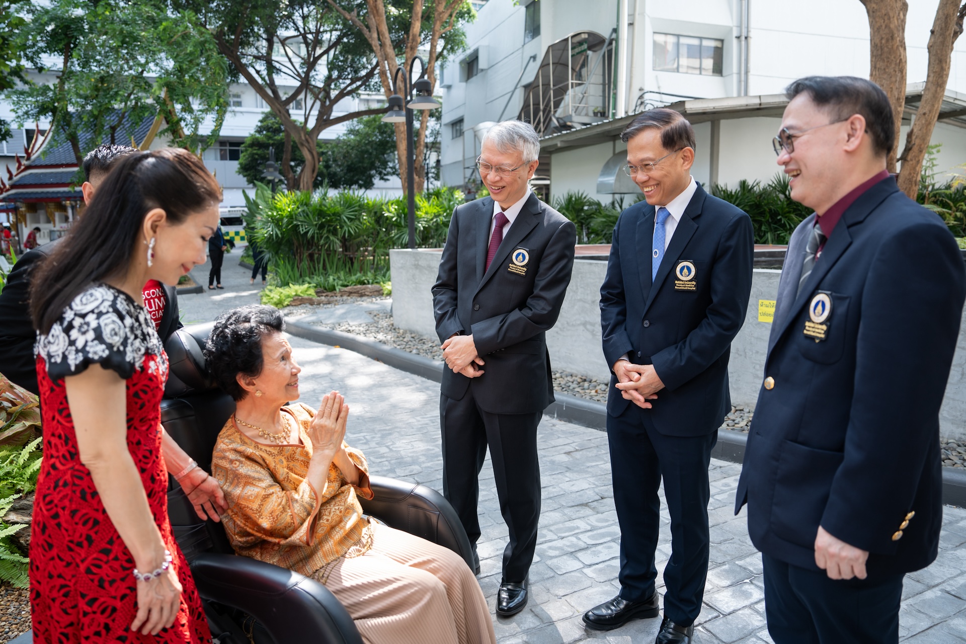ครอบครัวศิลปอาชามอบเงินสมทบทุนมูลนิธิรามาธิบดีฯ และพิธีเปิด สวนศิลปอาชา ครอบครัวศิลปอาชามอบเงินสมทบทุนมูลนิธิรามาธิบดีฯ และพิธีเปิด สวนศิลปอาชา