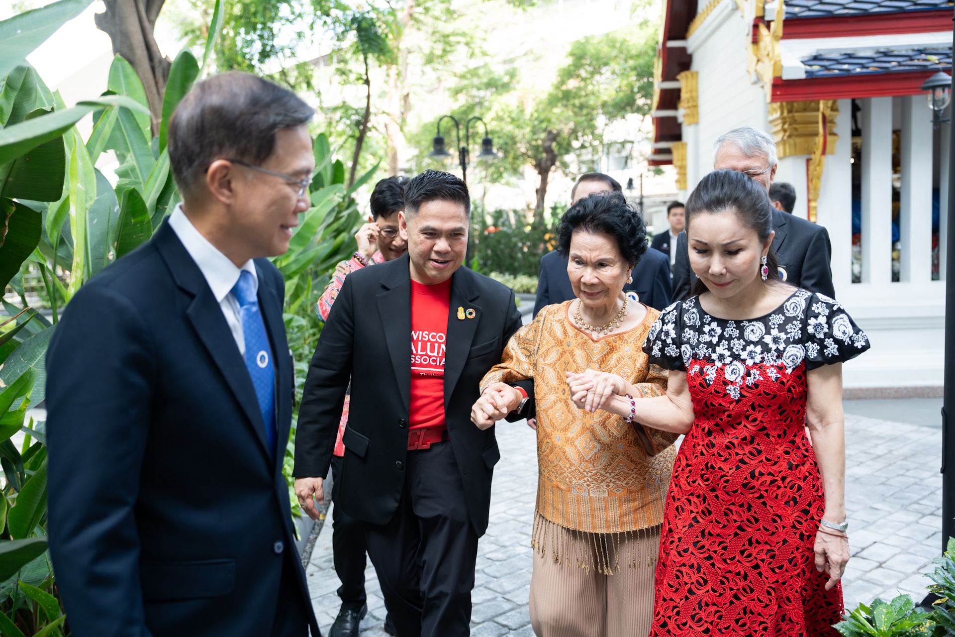 ครอบครัวศิลปอาชามอบเงินสมทบทุนมูลนิธิรามาธิบดีฯ และพิธีเปิด สวนศิลปอาชา ครอบครัวศิลปอาชามอบเงินสมทบทุนมูลนิธิรามาธิบดีฯ และพิธีเปิด สวนศิลปอาชา