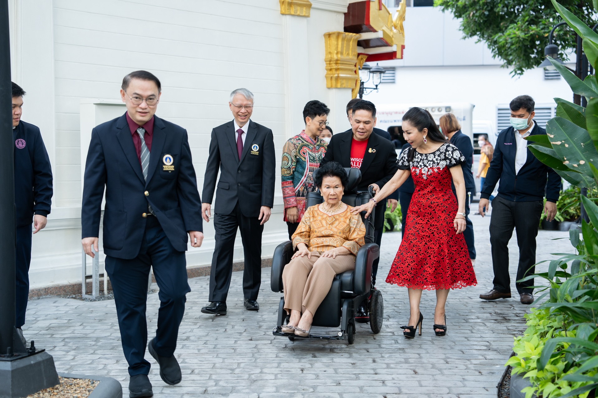 ครอบครัวศิลปอาชามอบเงินสมทบทุนมูลนิธิรามาธิบดีฯ และพิธีเปิด สวนศิลปอาชา ครอบครัวศิลปอาชามอบเงินสมทบทุนมูลนิธิรามาธิบดีฯ และพิธีเปิด สวนศิลปอาชา