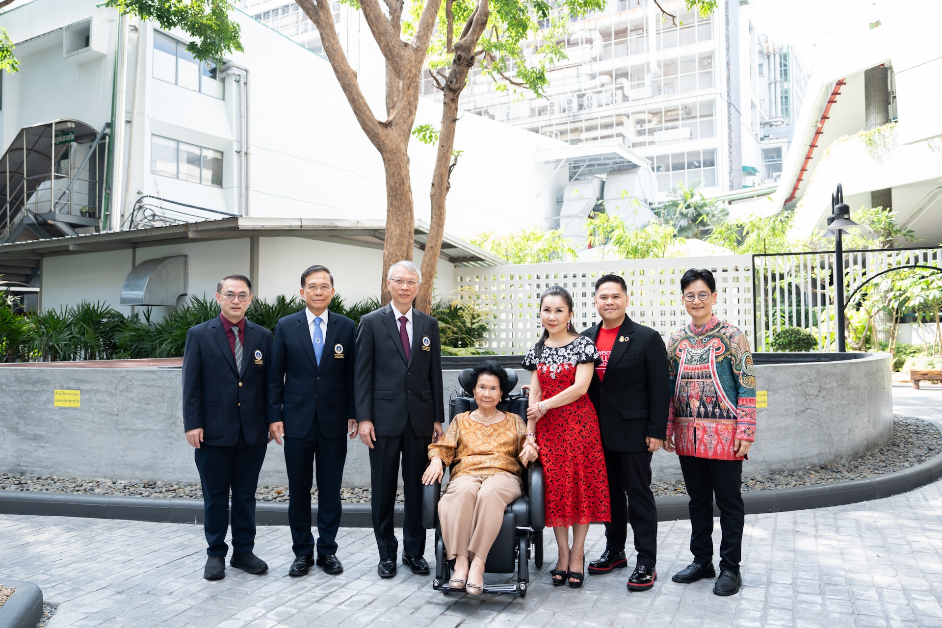 ครอบครัวศิลปอาชามอบเงินสมทบทุนมูลนิธิรามาธิบดีฯ และพิธีเปิด สวนศิลปอาชา ครอบครัวศิลปอาชามอบเงินสมทบทุนมูลนิธิรามาธิบดีฯ และพิธีเปิด สวนศิลปอาชา