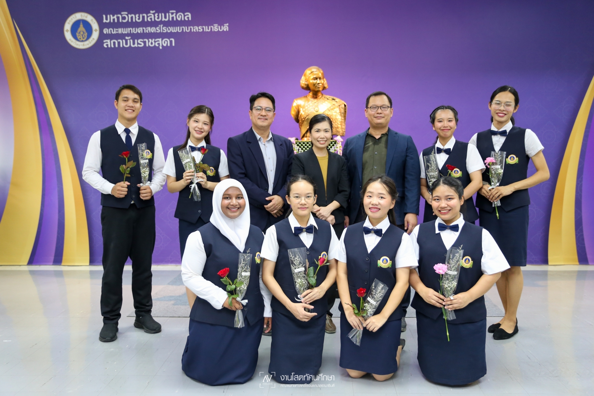 พิธีมอบเสื้อปฏิบัติการล่ามภาษามือไทยให้แก่นักศึกษาหลักสูตรศิลปศาสตรบัณฑิต สาขาวิชาหูหนวกศึกษา วิชาเอกล่ามภาษามือไทย ชั้นปีที่ 4 พิธีมอบเสื้อปฏิบัติการล่ามภาษามือไทยให้แก่นักศึกษาหลักสูตรศิลปศาสตรบัณฑิต สาขาวิชาหูหนวกศึกษา วิชาเอกล่ามภาษามือไทย ชั้นปีที่ 4