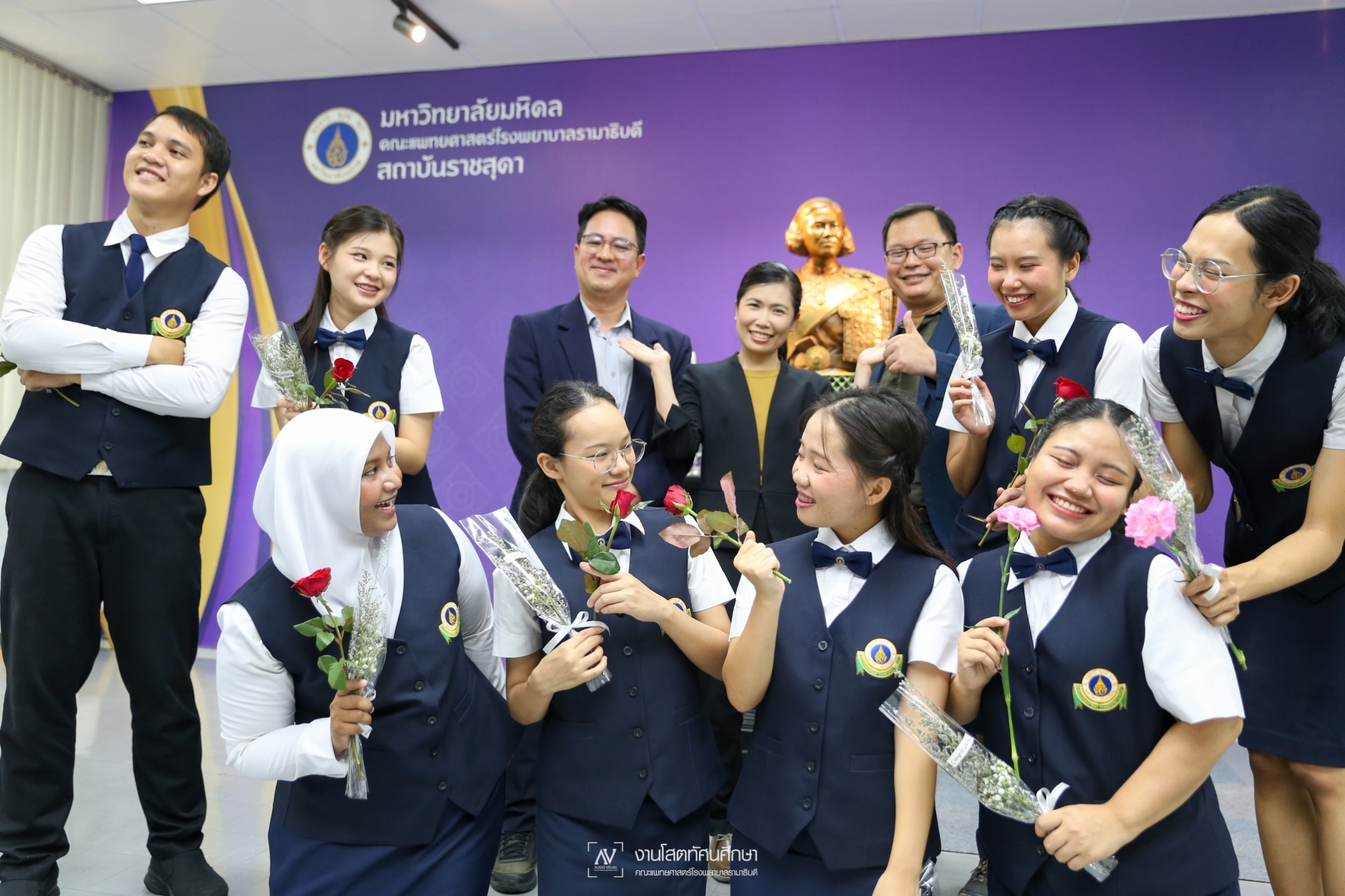 พิธีมอบเสื้อปฏิบัติการล่ามภาษามือไทยให้แก่นักศึกษาหลักสูตรศิลปศาสตรบัณฑิต สาขาวิชาหูหนวกศึกษา วิชาเอกล่ามภาษามือไทย ชั้นปีที่ 4 พิธีมอบเสื้อปฏิบัติการล่ามภาษามือไทยให้แก่นักศึกษาหลักสูตรศิลปศาสตรบัณฑิต สาขาวิชาหูหนวกศึกษา วิชาเอกล่ามภาษามือไทย ชั้นปีที่ 4