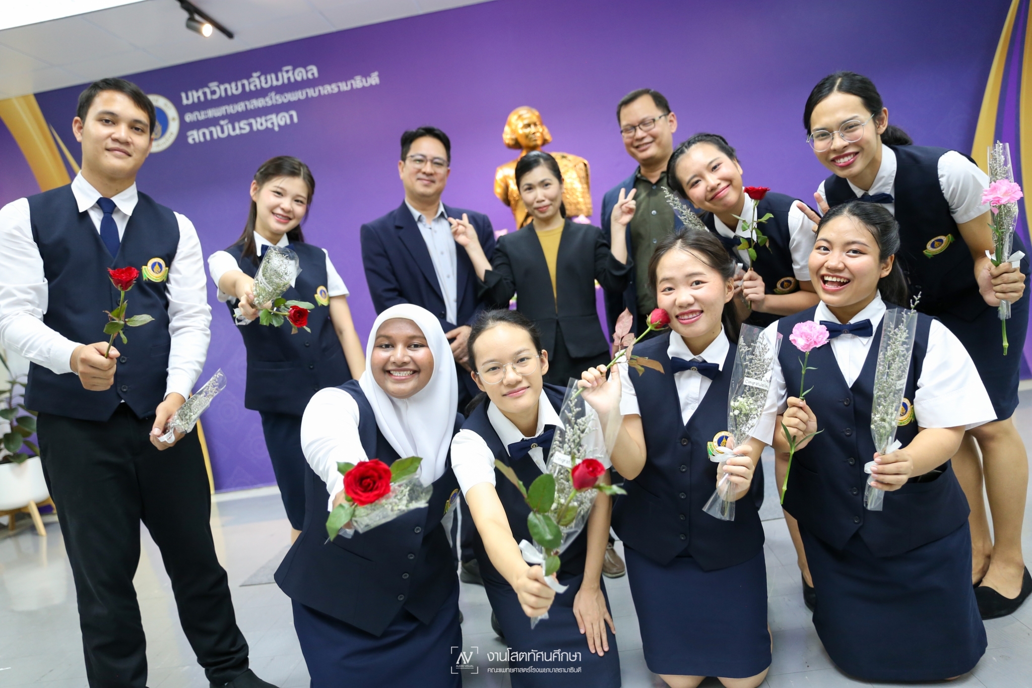 พิธีมอบเสื้อปฏิบัติการล่ามภาษามือไทยให้แก่นักศึกษาหลักสูตรศิลปศาสตรบัณฑิต สาขาวิชาหูหนวกศึกษา วิชาเอกล่ามภาษามือไทย ชั้นปีที่ 4 พิธีมอบเสื้อปฏิบัติการล่ามภาษามือไทยให้แก่นักศึกษาหลักสูตรศิลปศาสตรบัณฑิต สาขาวิชาหูหนวกศึกษา วิชาเอกล่ามภาษามือไทย ชั้นปีที่ 4