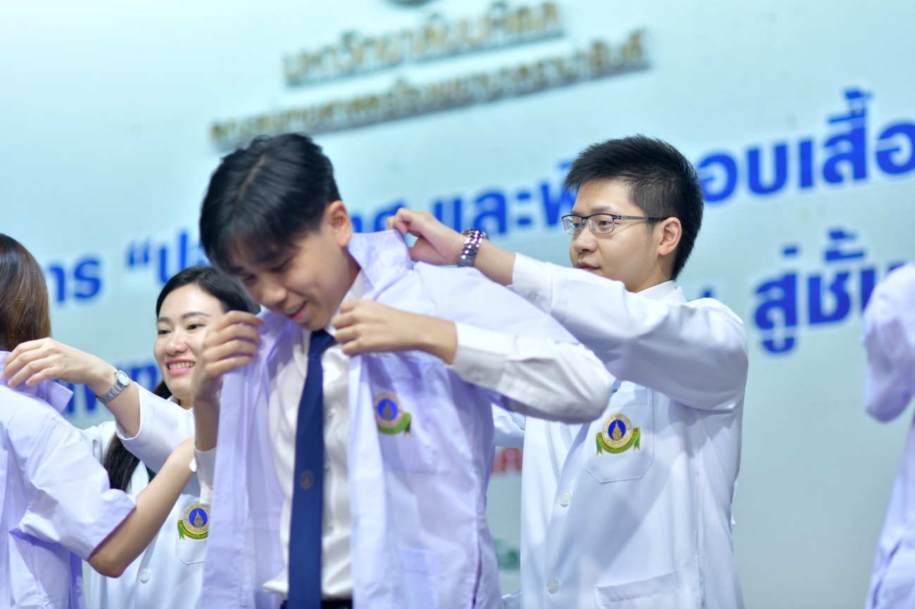 งานปฐมนิเทศและพิธีมอบเสื้อกาวน์ รับศิษย์แพทย์รามาธิบดี รุ่น 57 สู่ชั้นคลินิก งานปฐมนิเทศและพิธีมอบเสื้อกาวน์ รับศิษย์แพทย์รามาธิบดี รุ่น 57 สู่ชั้นคลินิก