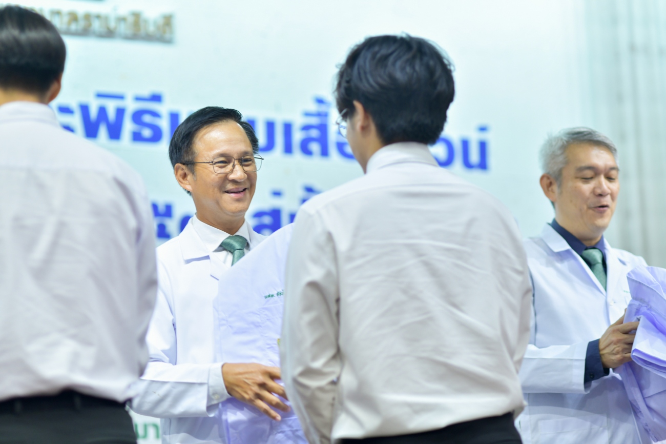 งานปฐมนิเทศและพิธีมอบเสื้อกาวน์ รับศิษย์แพทย์รามาธิบดี รุ่น 57 สู่ชั้นคลินิก งานปฐมนิเทศและพิธีมอบเสื้อกาวน์ รับศิษย์แพทย์รามาธิบดี รุ่น 57 สู่ชั้นคลินิก
