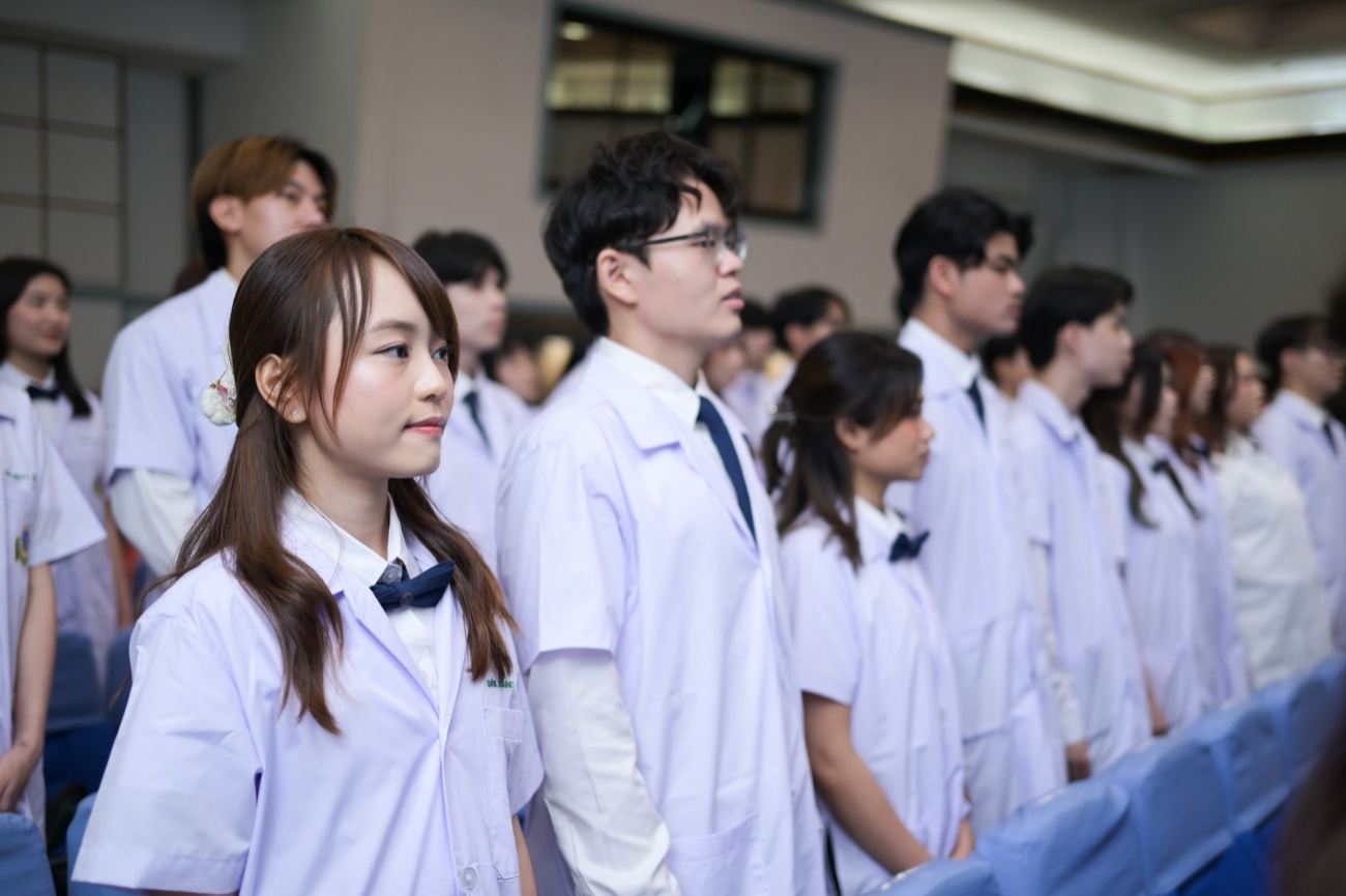 งานปฐมนิเทศและพิธีมอบเสื้อกาวน์ รับศิษย์แพทย์รามาธิบดี รุ่น 57 สู่ชั้นคลินิก งานปฐมนิเทศและพิธีมอบเสื้อกาวน์ รับศิษย์แพทย์รามาธิบดี รุ่น 57 สู่ชั้นคลินิก