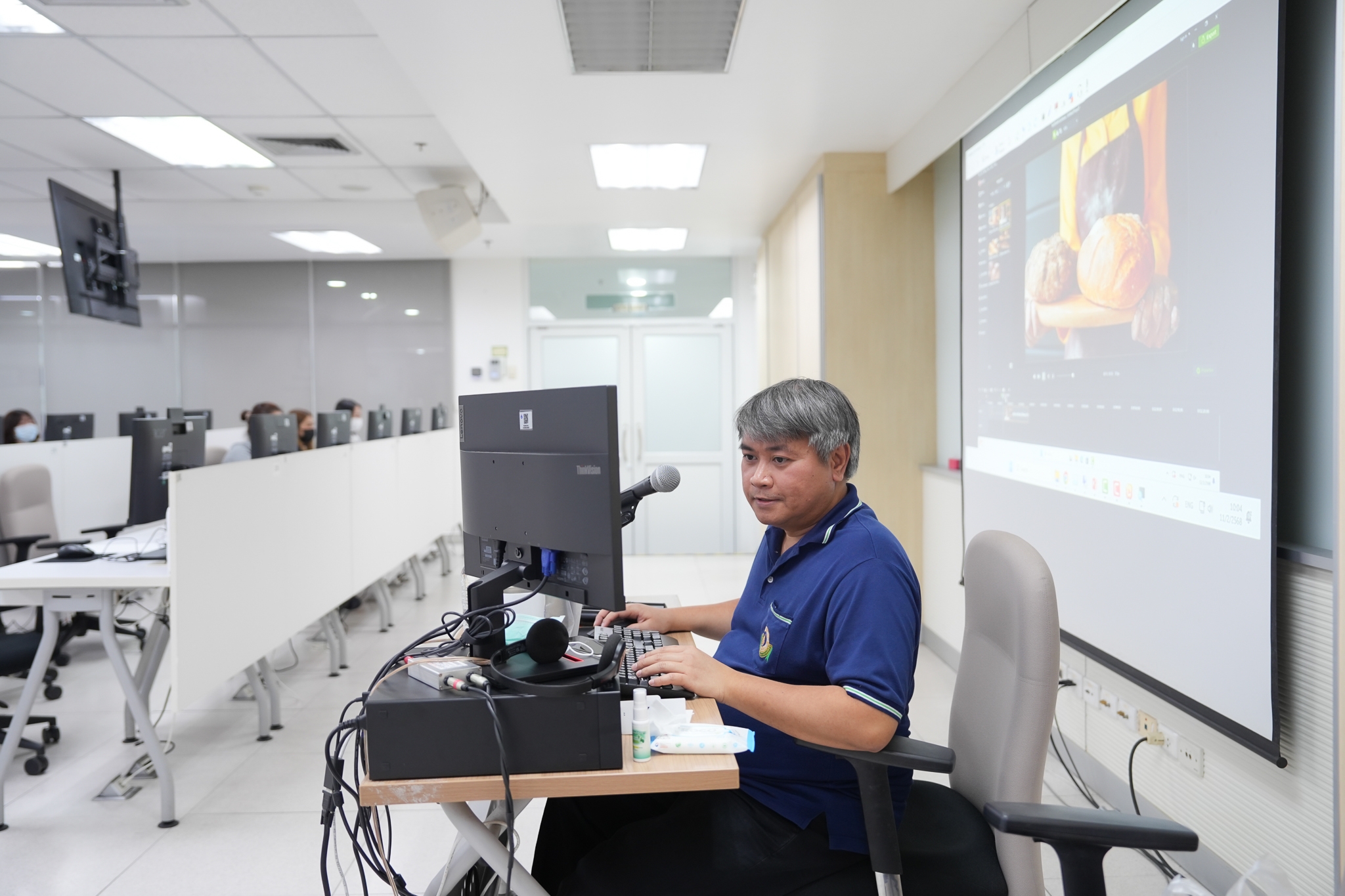 โครงการอบรม การผลิตสื่อการเรียนรู้ด้วยโปรแกรม Adobe Premiere Pro & Camtasia สำหรับบุคลากร