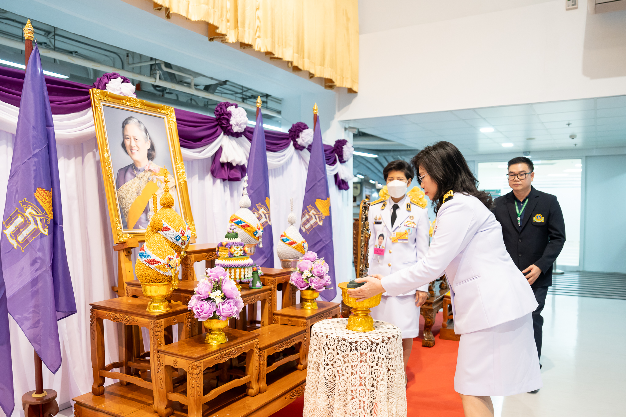 สมเด็จพระกนิษฐาธิราชเจ้า กรมสมเด็จพระเทพรัตนราชสุดา ฯ สยามบรมราชกุมารี ทรงพระกรุณาโปรดเกล้า ฯ พระราชทาน “พระพุทธสิรินธรเทพรัตน์มงคลภูวดลสันติ” แก่ คณะแพทยศาสตร์โรงพยาบาลรามาธิบดี มหาวิทยาลัยมหิดล