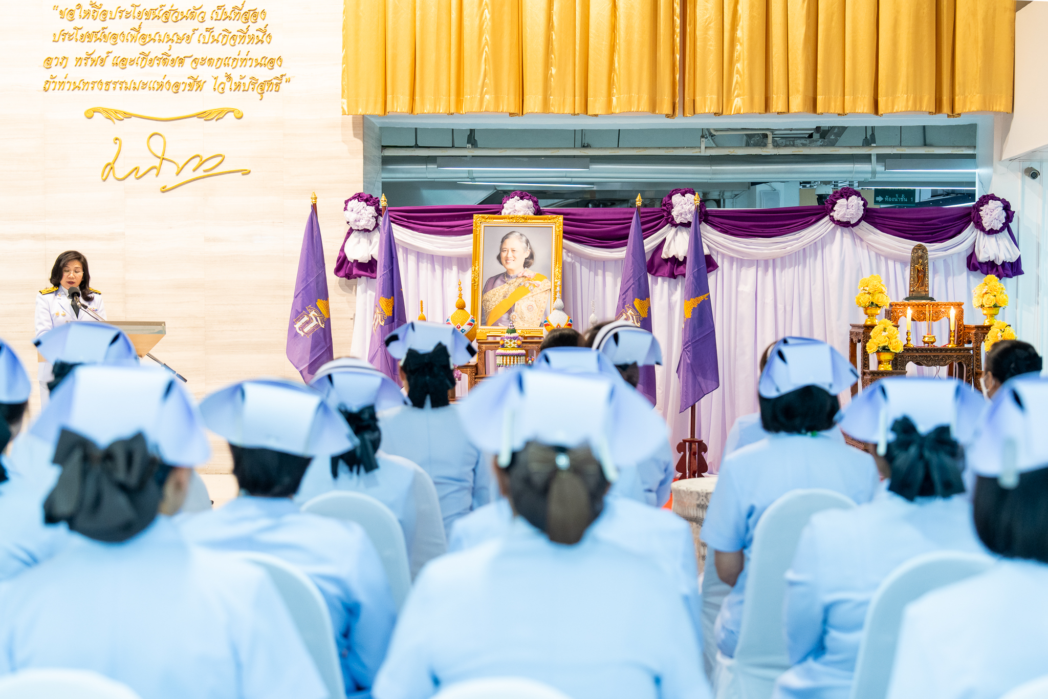 ศึกษาดูงานจากหลักสูตรประกาศนียบัตรผู้นำทางการแพทย์ รุ่นที่ 2 (ปนพ.2) ณ คณะแพทยศาสตร์โรงพยาบาลรามาธิบดี มหาวิทยาลัยมหิดล สมเด็จพระกนิษฐาธิราชเจ้า กรมสมเด็จพระเทพรัตนราชสุดา ฯ สยามบรมราชกุมารี ทรงพระกรุณาโปรดเกล้า ฯ พระราชทาน “พระพุทธสิรินธรเทพรัตน์มงคลภูวดลสันติ” แก่ คณะแพทยศาสตร์โรงพยาบาลรามาธิบดี มหาวิทยาลัยมหิดล