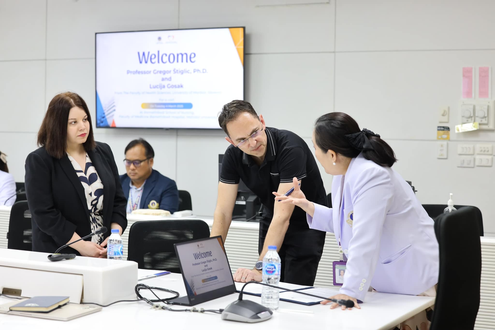 ผู้บริหาร คณาจารย์ และบุคลากรโรงเรียนพยาบาลรามาธิบดี ร่วมต้อนรับ ผู้บริหาร และนักศึกษาจาก Faculty of Health Sciences, University of Maribor, Slovenia ผู้บริหาร คณาจารย์ และบุคลากรโรงเรียนพยาบาลรามาธิบดี ร่วมต้อนรับ ผู้บริหาร และนักศึกษาจาก Faculty of Health Sciences, University of Maribor, Slovenia
