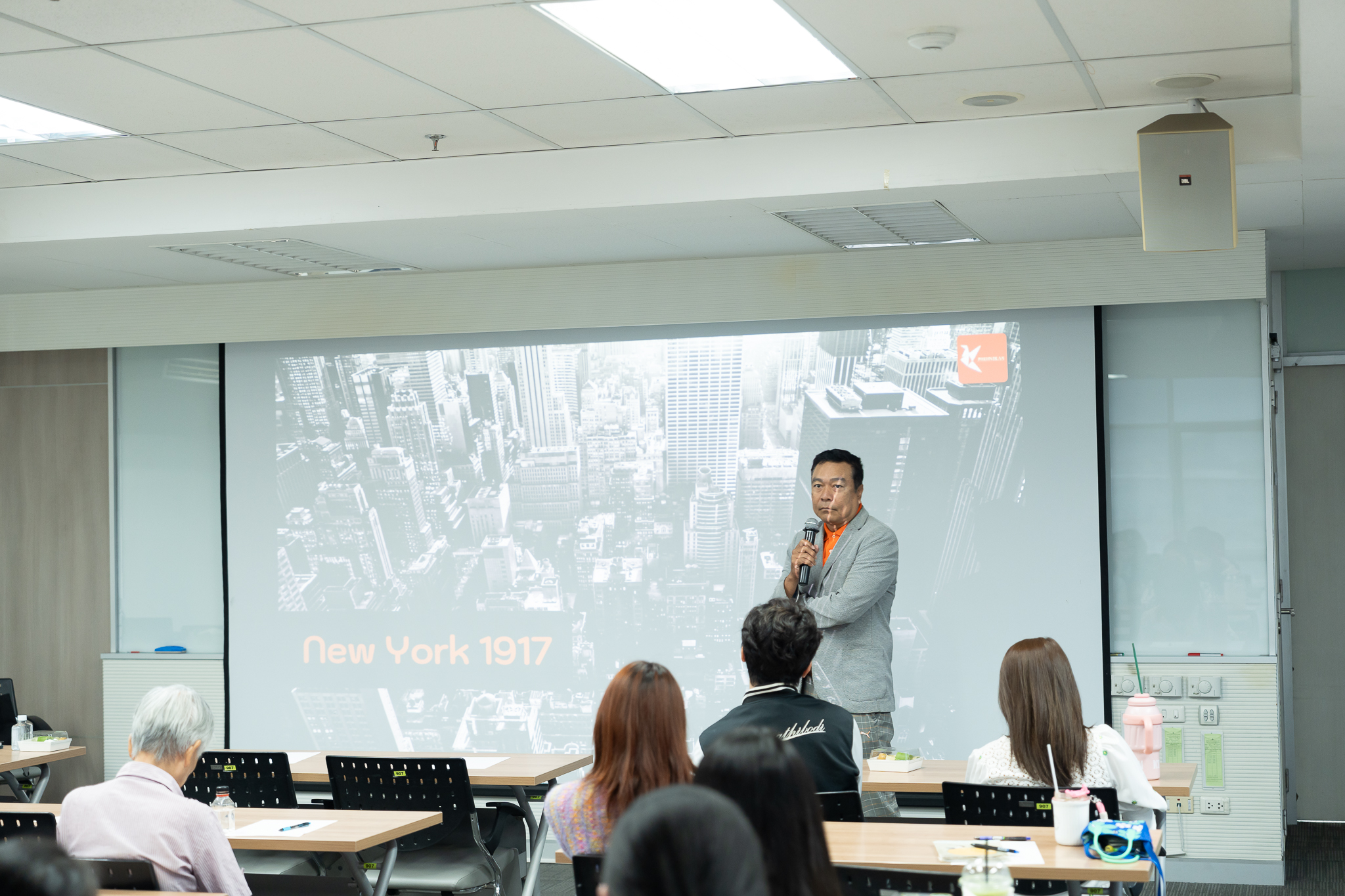 โครงการอบรม การประยุกต์ใช้ SOCIAL MEDIA TREND 2025 สำหรับบุคลากร
